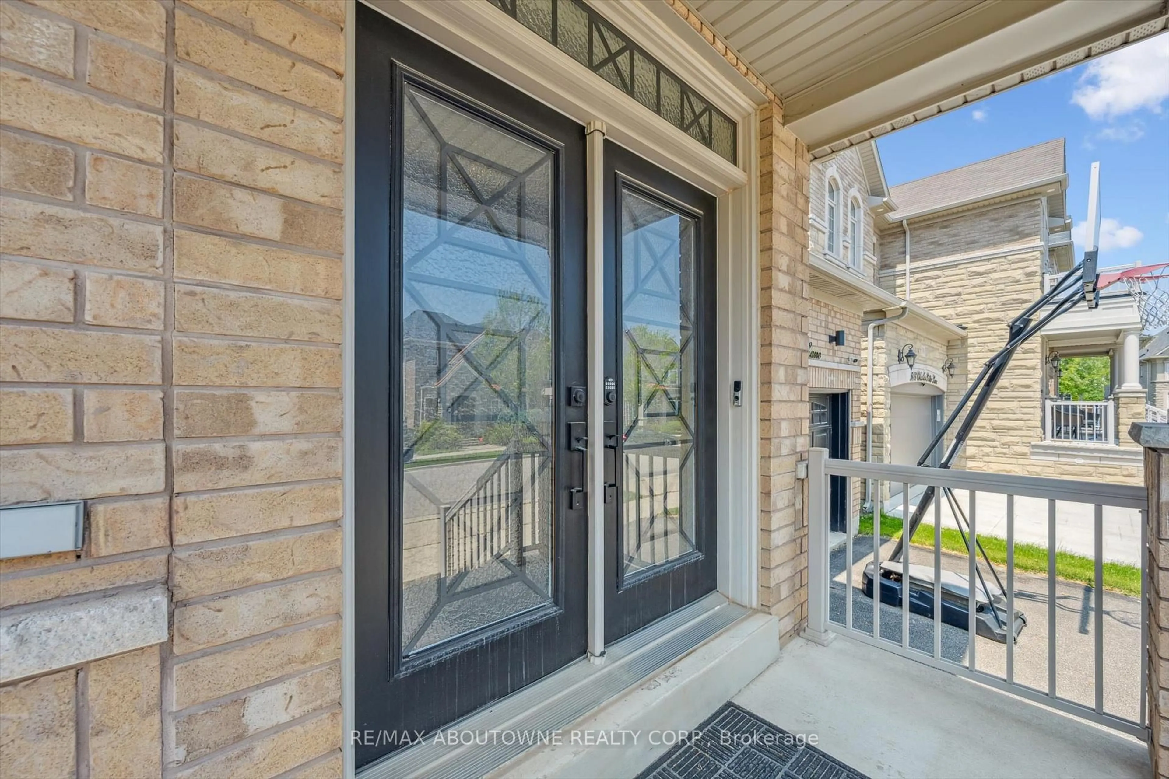 Indoor entryway for 513 Charles Potter Lane, Oakville Ontario L6M 0P7