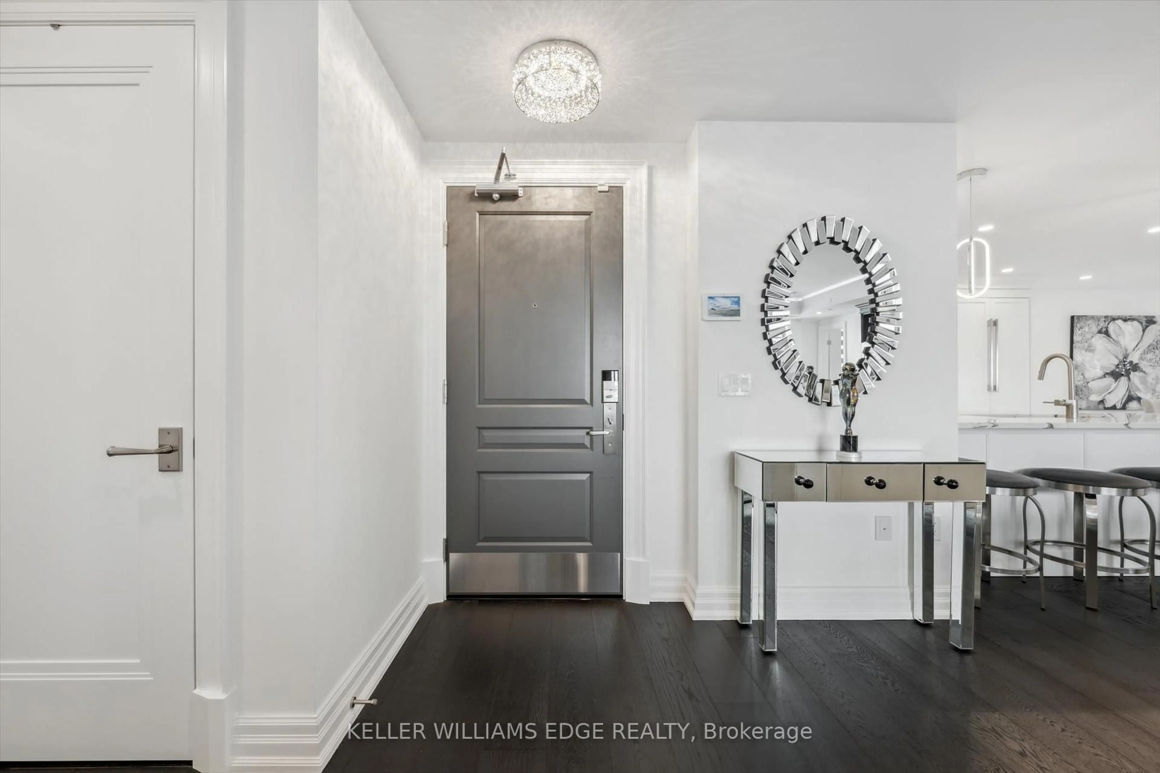 Indoor entryway for 2060 Lakeshore Rd #1702, Burlington Ontario L7R 0G2