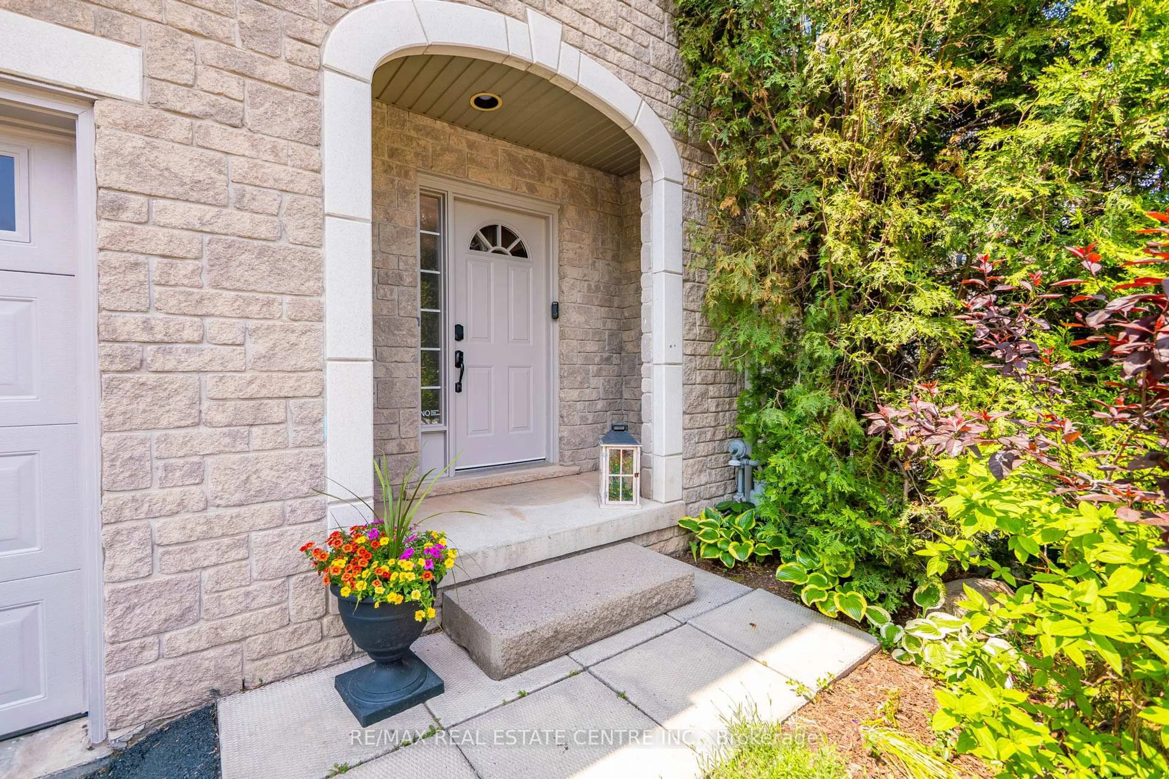 Indoor entryway for 5305 Scotia St, Burlington Ontario L7L 7B3