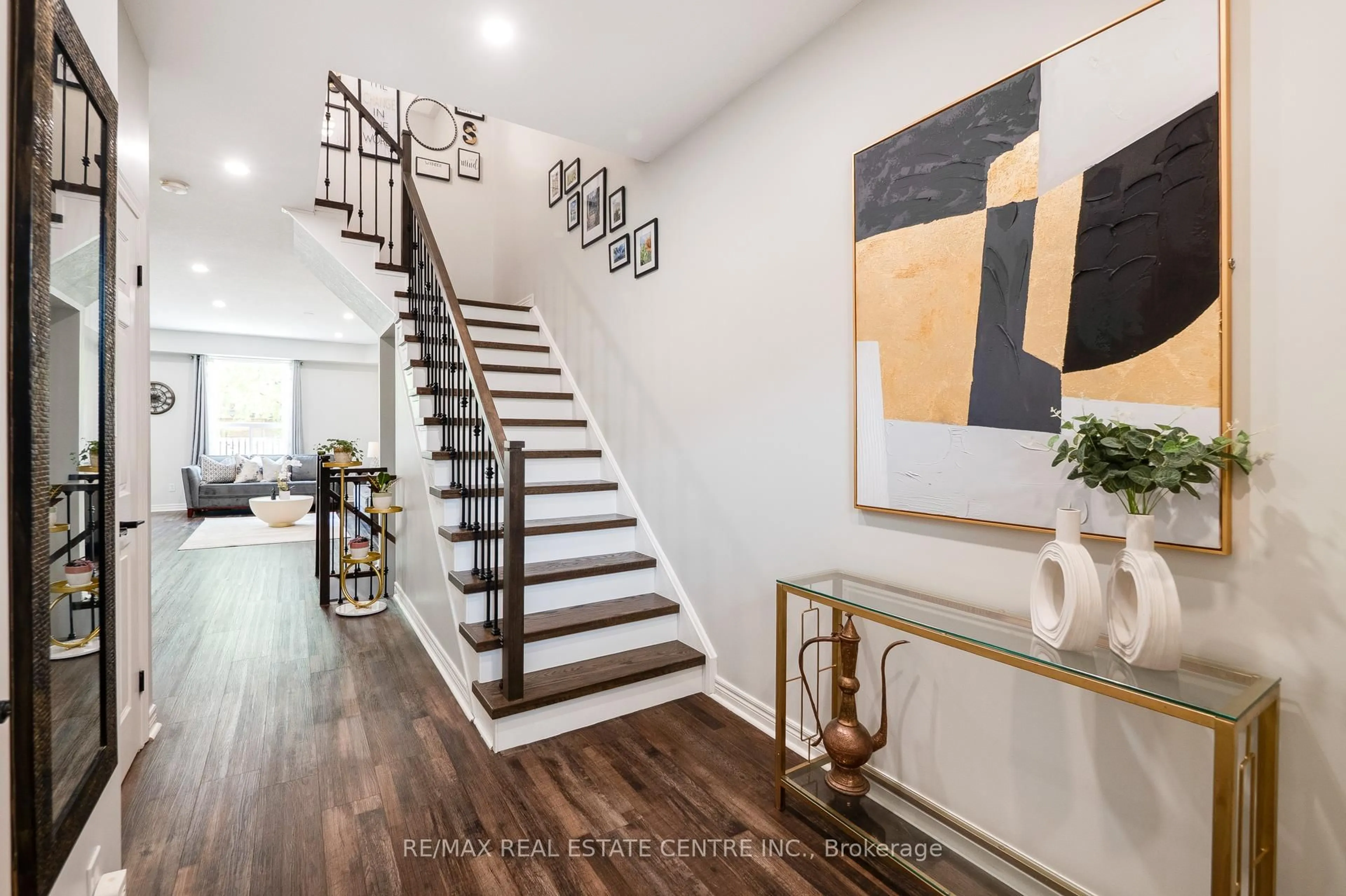Indoor entryway for 5305 Scotia St, Burlington Ontario L7L 7B3