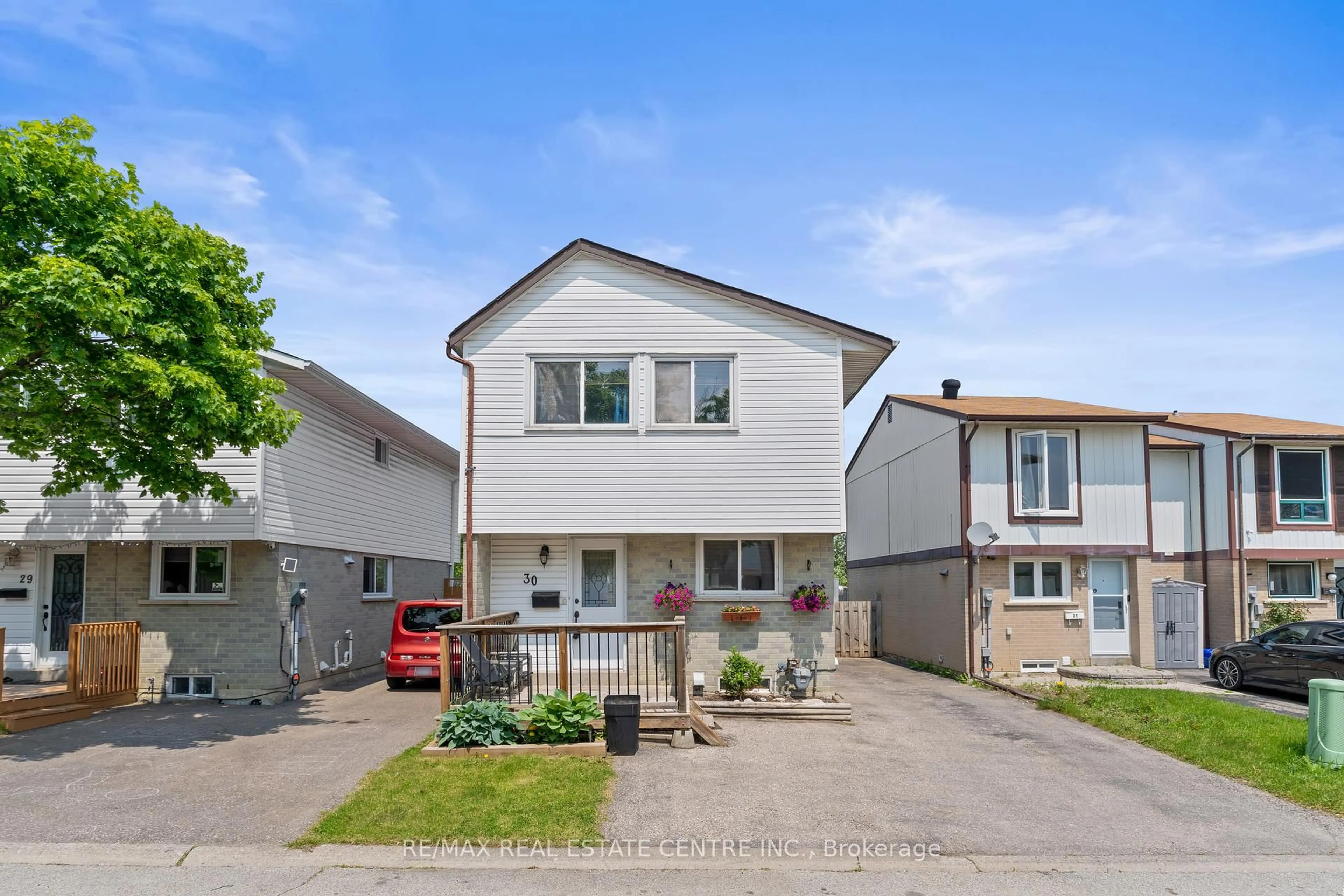 Home with vinyl exterior material, street for 30 Gold Pine Crt, Brampton Ontario L6S 2K6