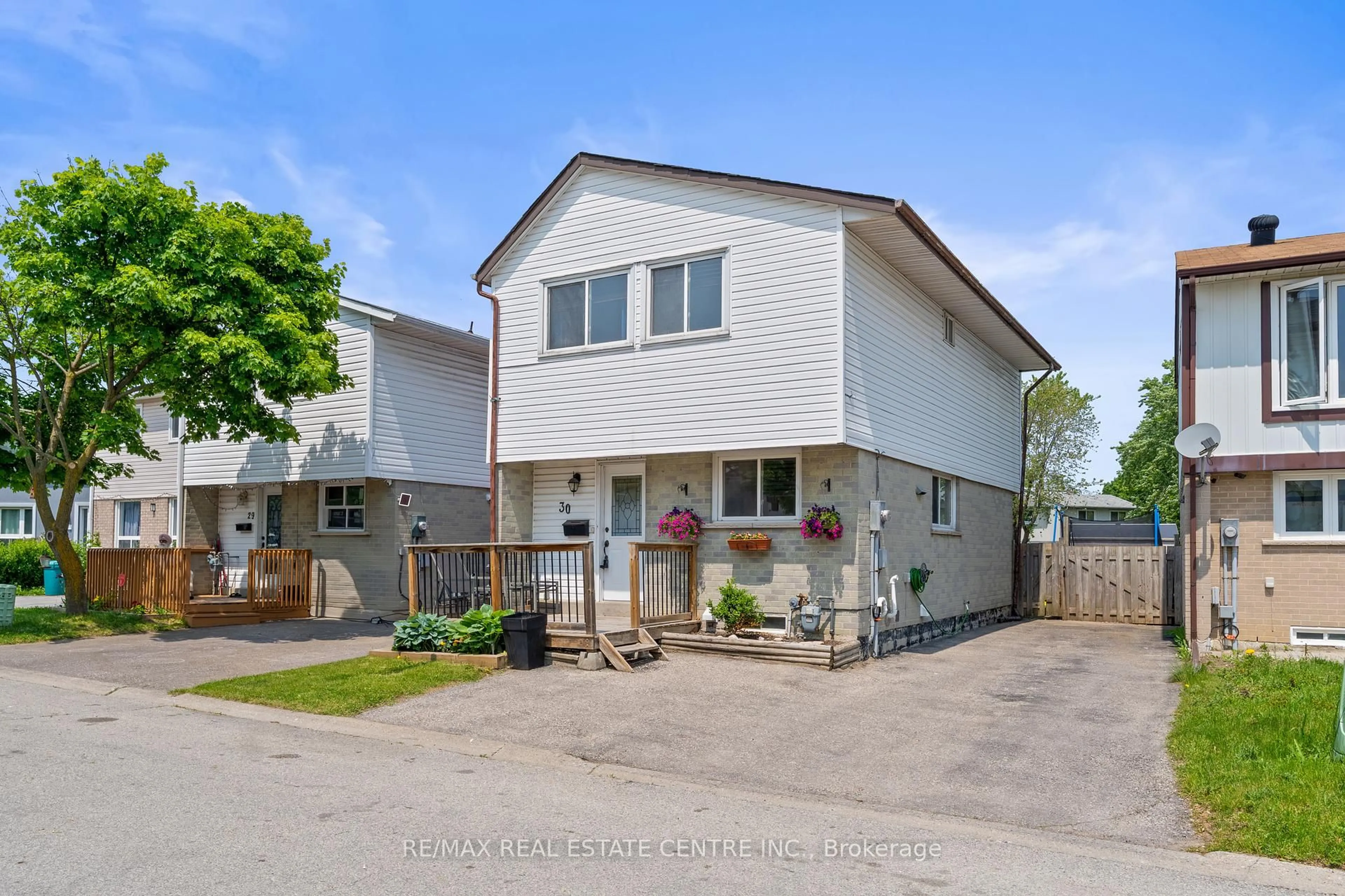 A pic from outside/outdoor area/front of a property/back of a property/a pic from drone, street for 30 Gold Pine Crt, Brampton Ontario L6S 2K6