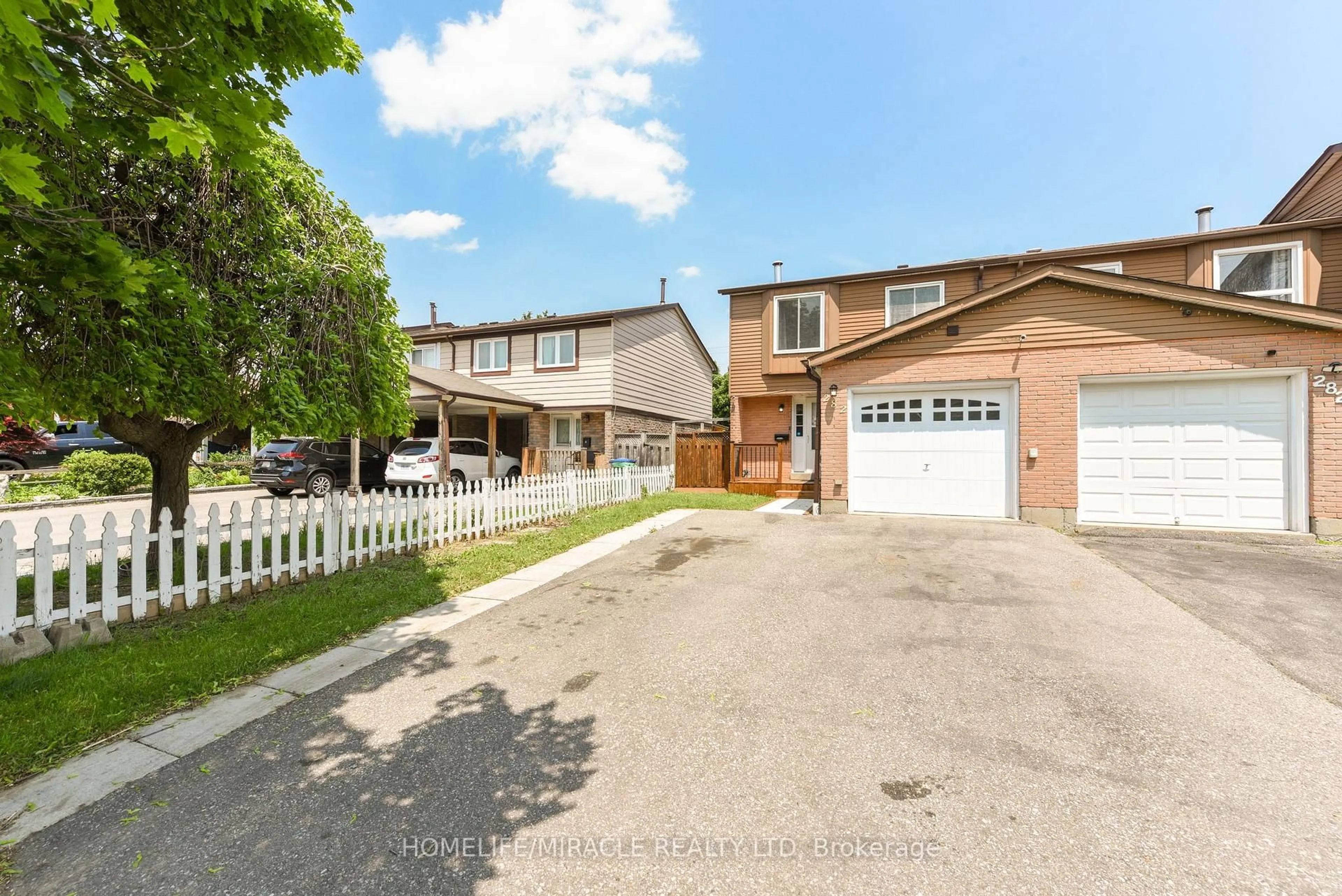 A pic from outside/outdoor area/front of a property/back of a property/a pic from drone, street for 282 Royal Salisbury Way, Brampton Ontario L6V 3H4