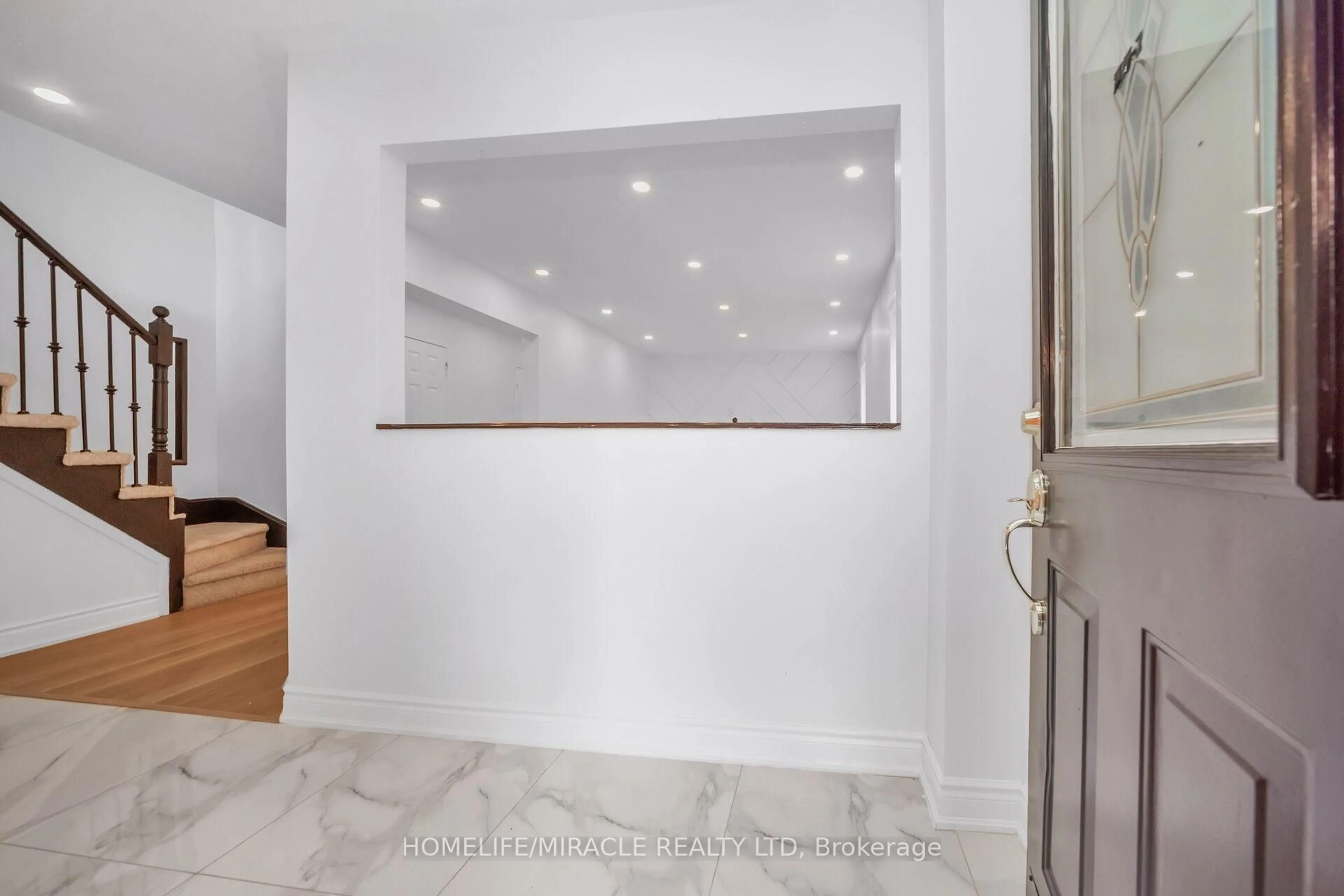 Indoor entryway for 322 Perry Rd, Orangeville Ontario L9W 4Z1
