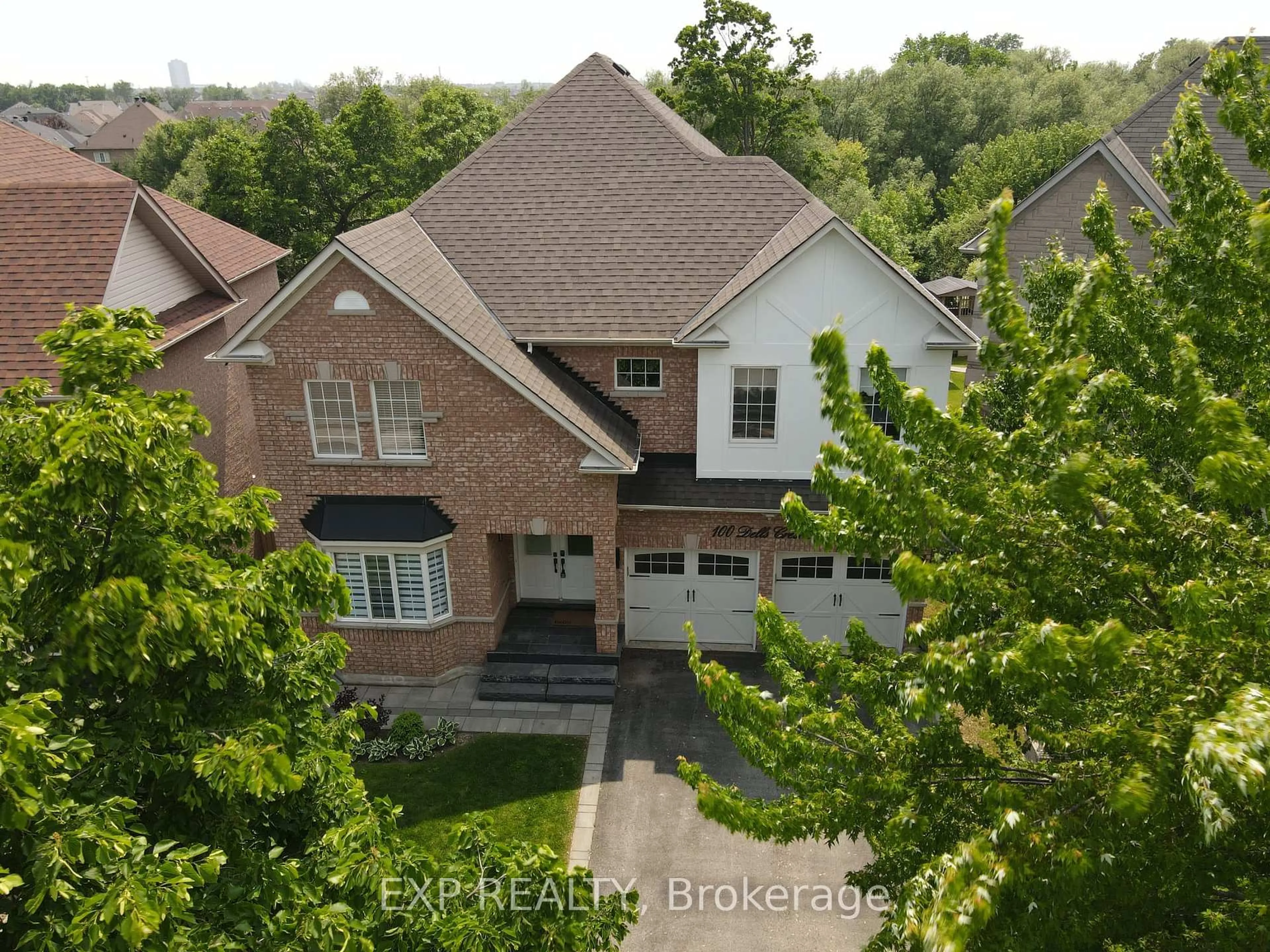A pic from outside/outdoor area/front of a property/back of a property/a pic from drone, street for 100 Dells Cres, Brampton Ontario L7A 2X1
