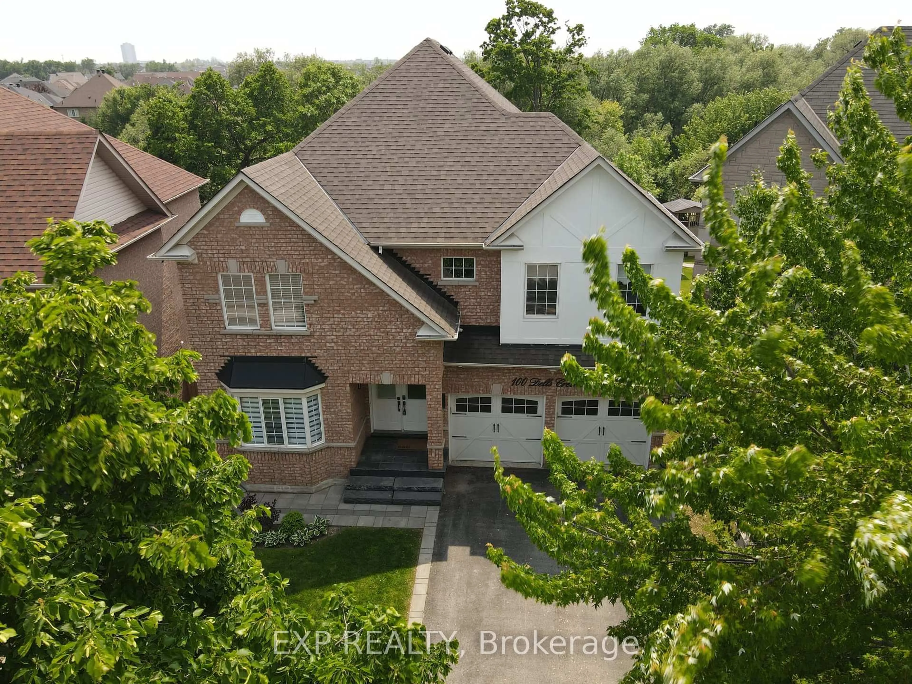 A pic from outside/outdoor area/front of a property/back of a property/a pic from drone, street for 100 Dells Cres, Brampton Ontario L7A 2X1