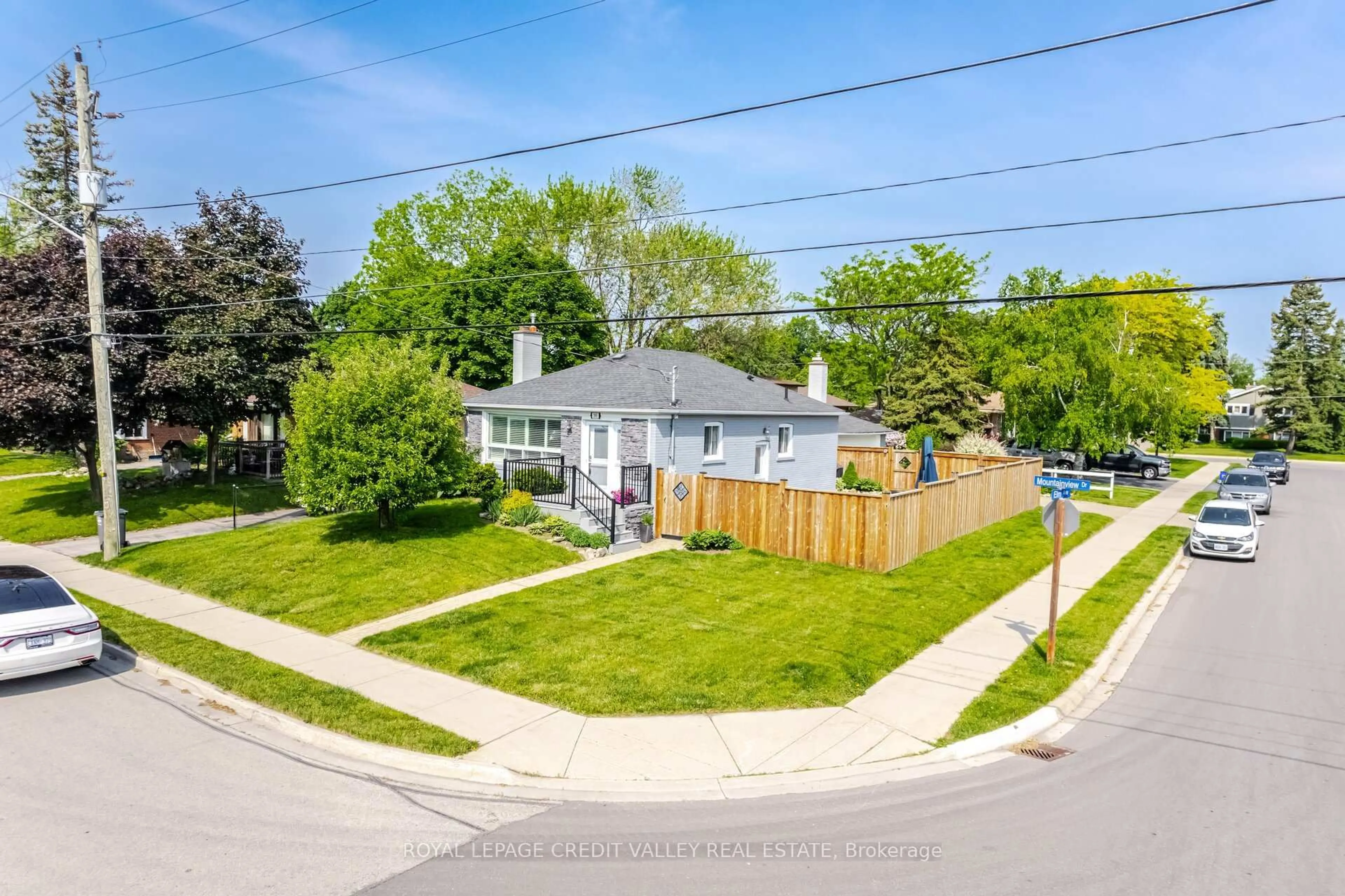 A pic from outside/outdoor area/front of a property/back of a property/a pic from drone, street for 391 Mountainview Dr, Milton Ontario L9T 1W1