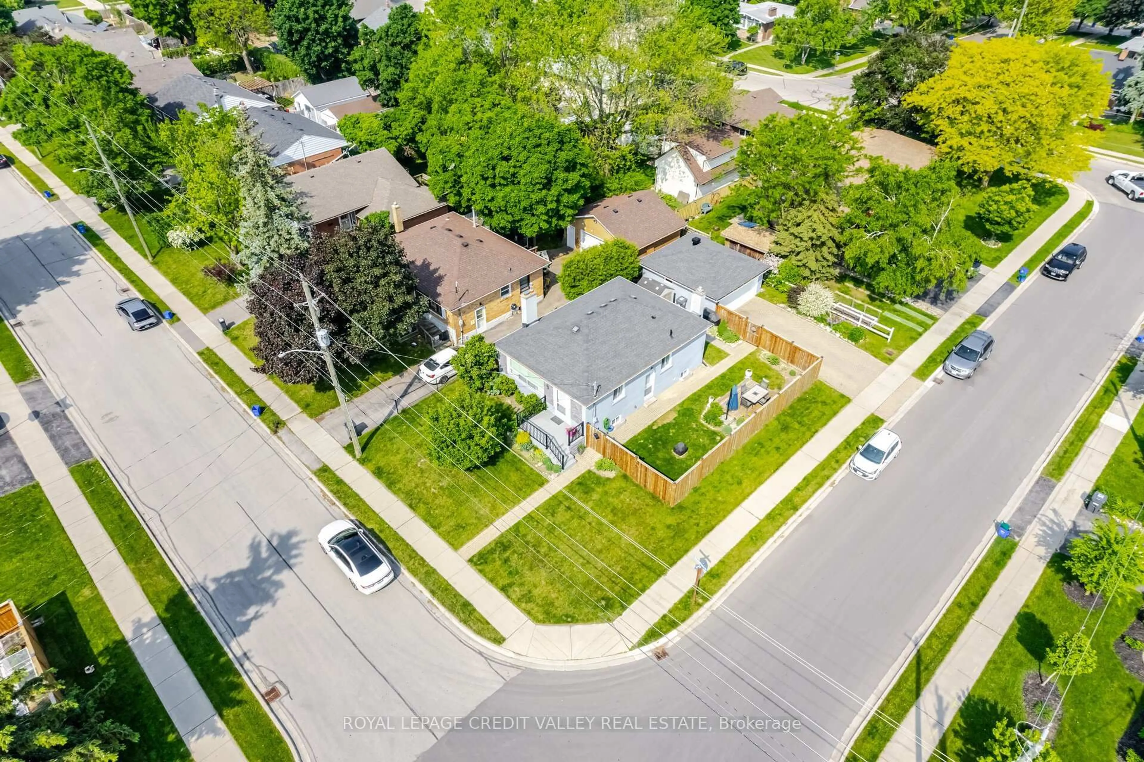 A pic from outside/outdoor area/front of a property/back of a property/a pic from drone, street for 391 Mountainview Dr, Milton Ontario L9T 1W1