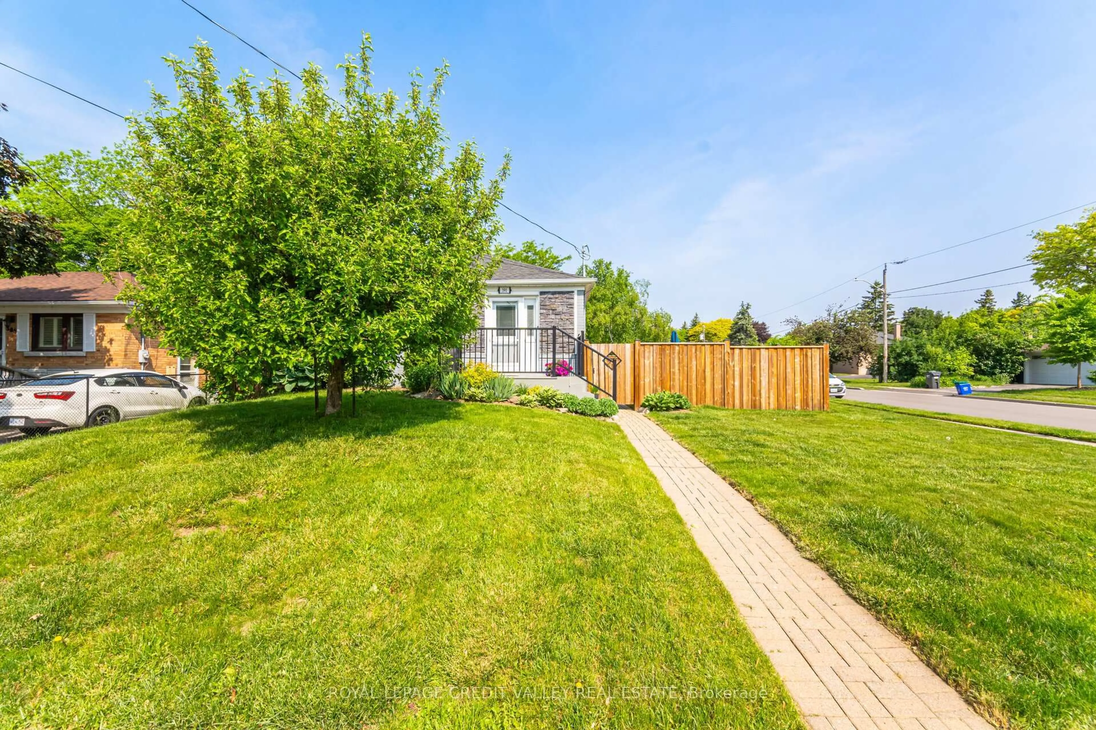 A pic from outside/outdoor area/front of a property/back of a property/a pic from drone, street for 391 Mountainview Dr, Milton Ontario L9T 1W1
