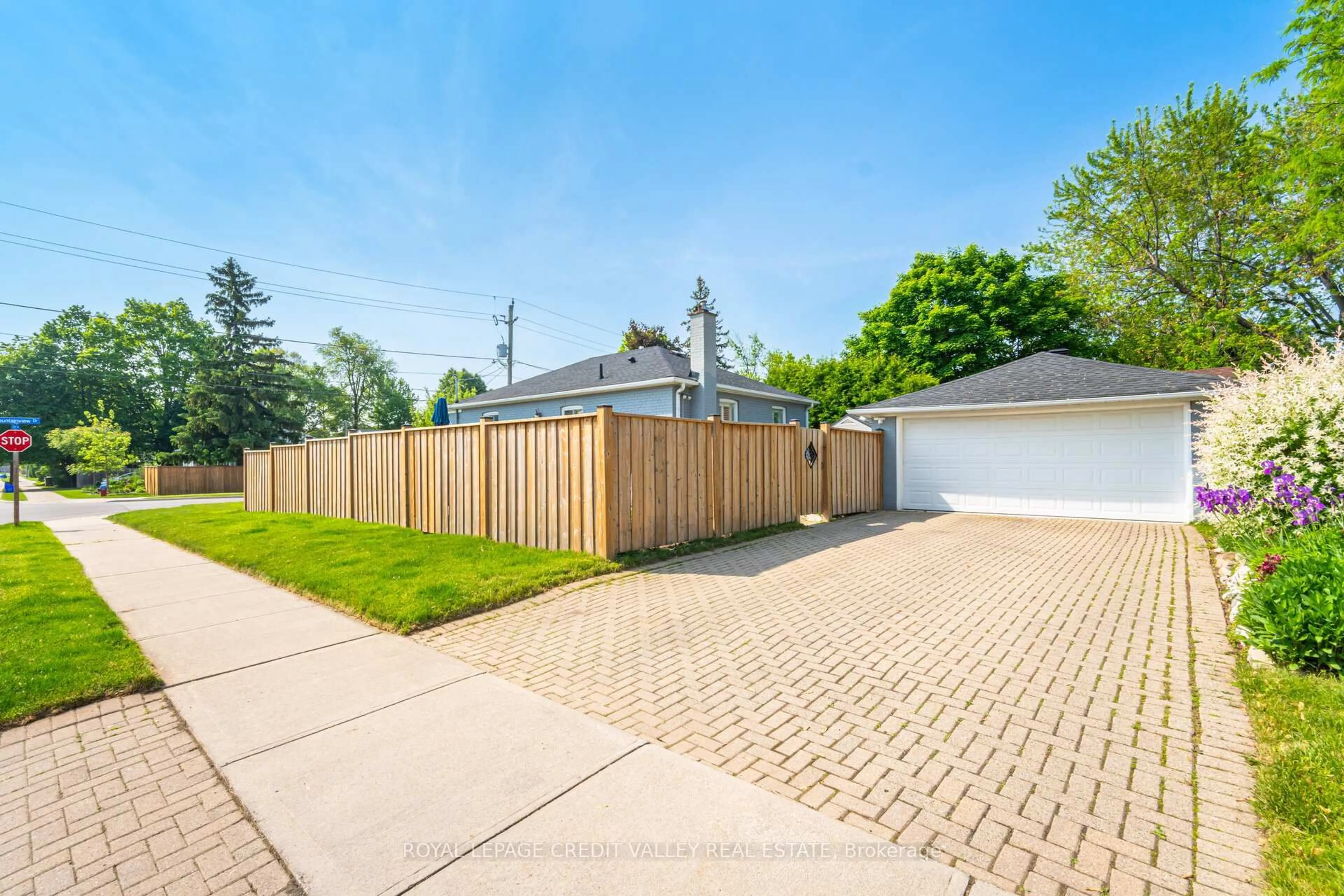 A pic from outside/outdoor area/front of a property/back of a property/a pic from drone, street for 391 Mountainview Dr, Milton Ontario L9T 1W1