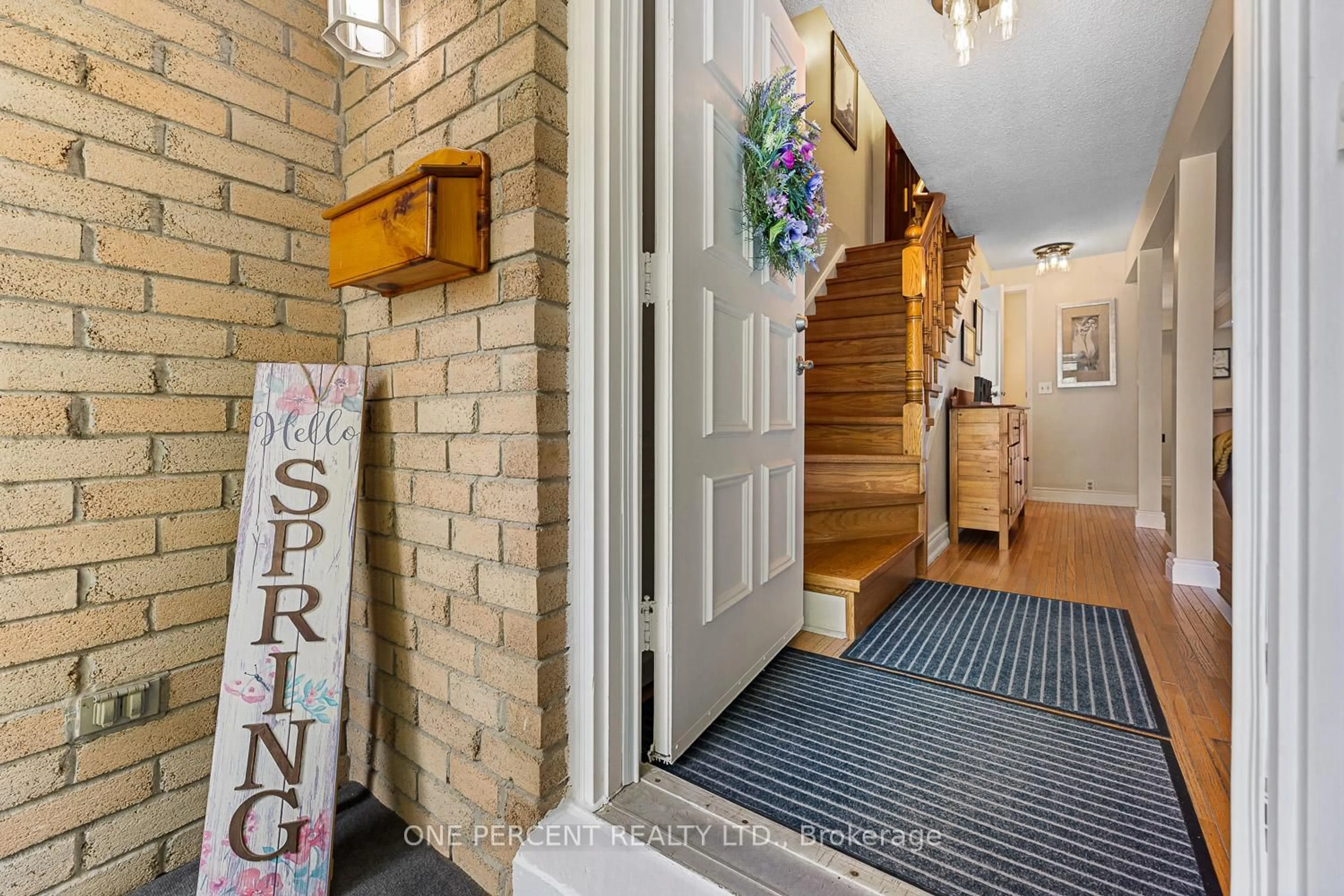Indoor entryway for 103 Royal Palm Dr, Brampton Ontario L6Z 1P4