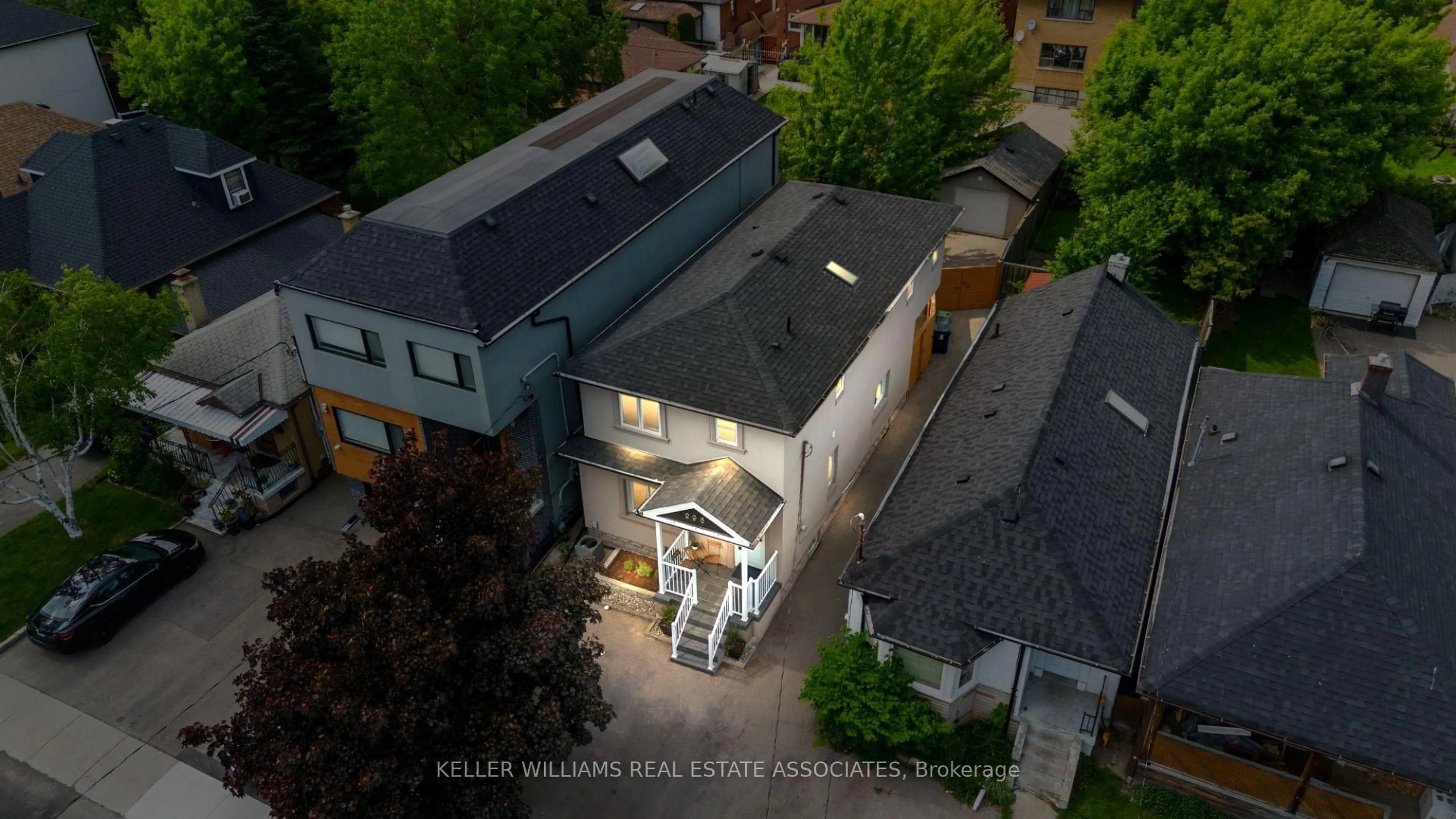 A pic from outside/outdoor area/front of a property/back of a property/a pic from drone, city buildings view from balcony for 296 Melrose St, Toronto Ontario M8Z 1G6