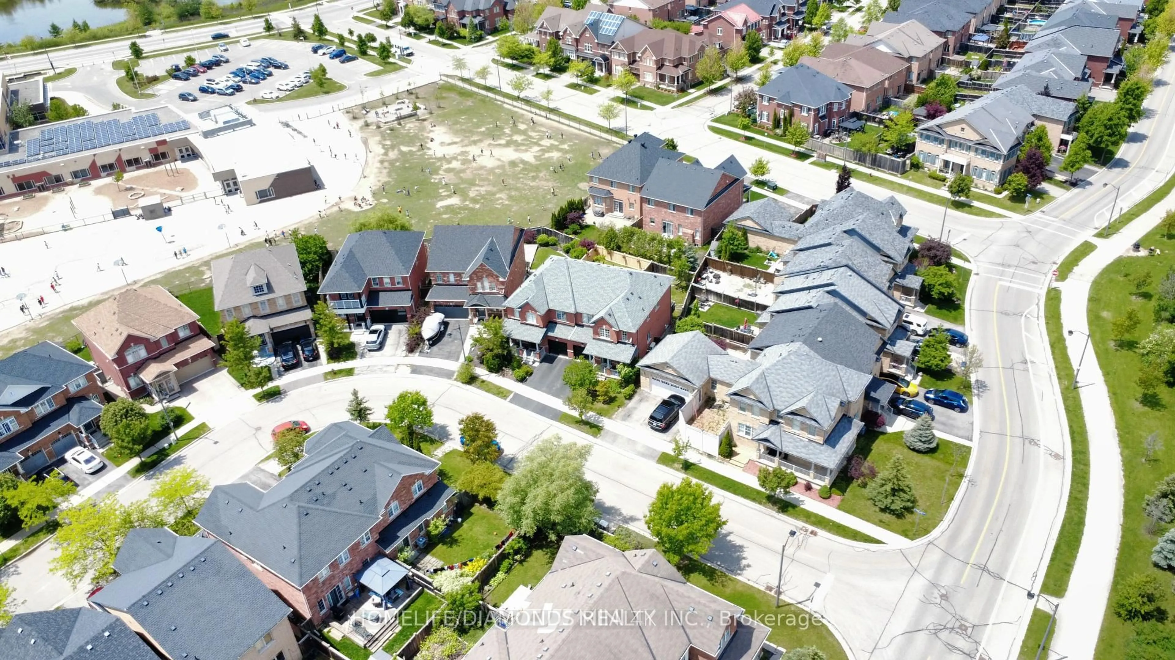 A pic from outside/outdoor area/front of a property/back of a property/a pic from drone, street for 410 DUNCAN Lane, Milton Ontario L9T 0S9