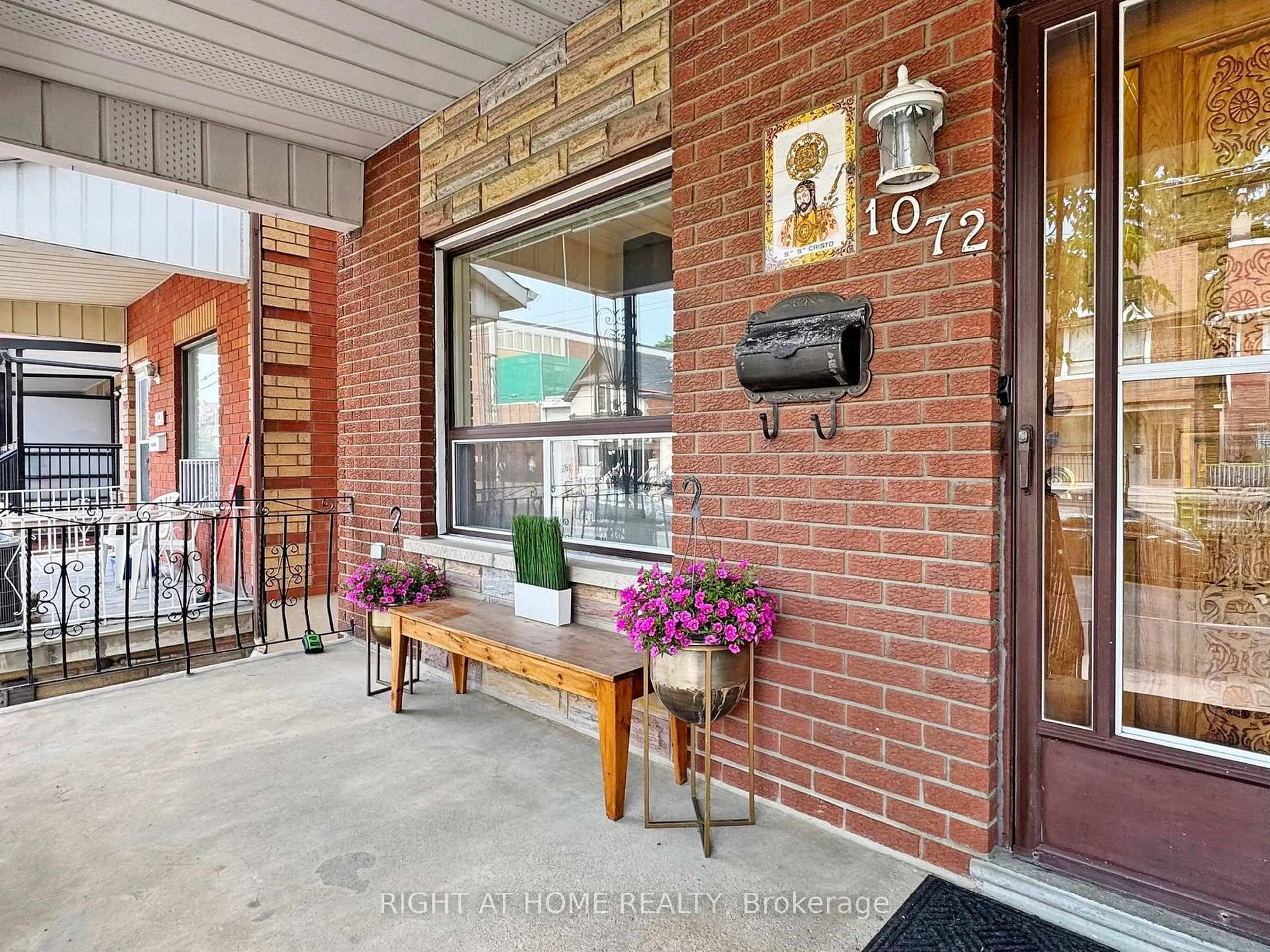 Indoor entryway for 1072 Dufferin St, Toronto Ontario M6H 4B6