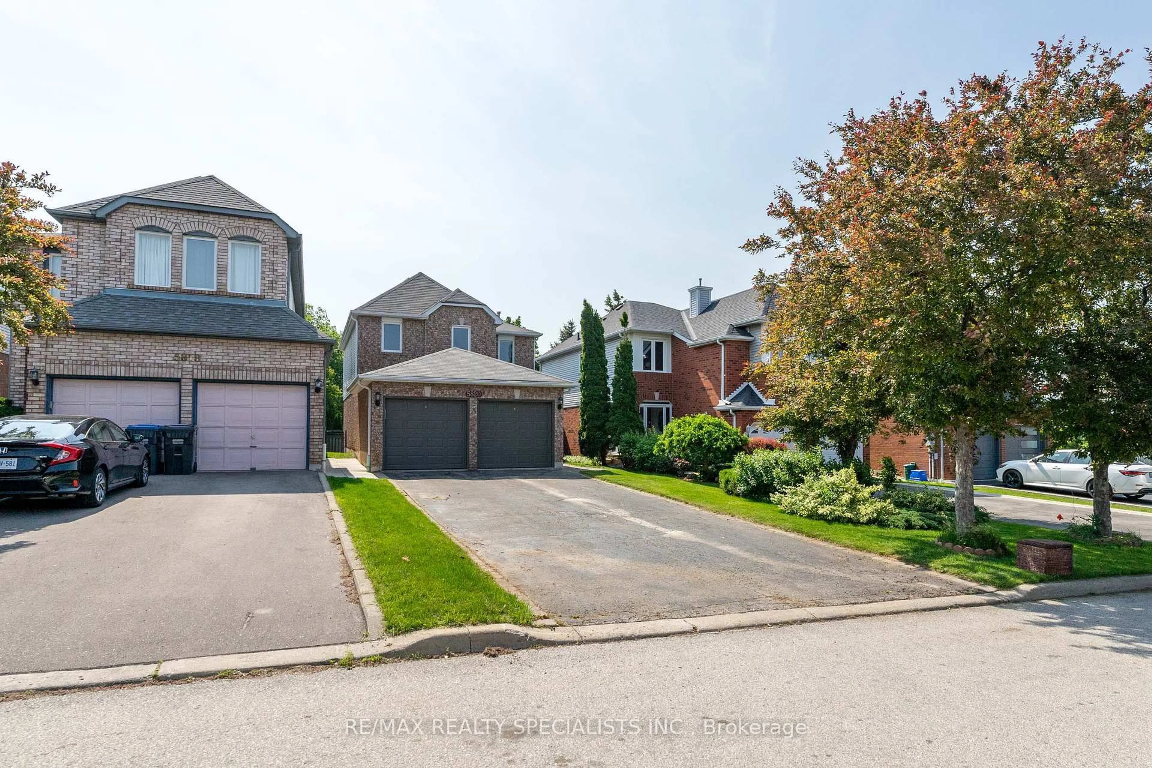 A pic from outside/outdoor area/front of a property/back of a property/a pic from drone, street for 5820 Tayside Cres, Mississauga Ontario L5M 5J6