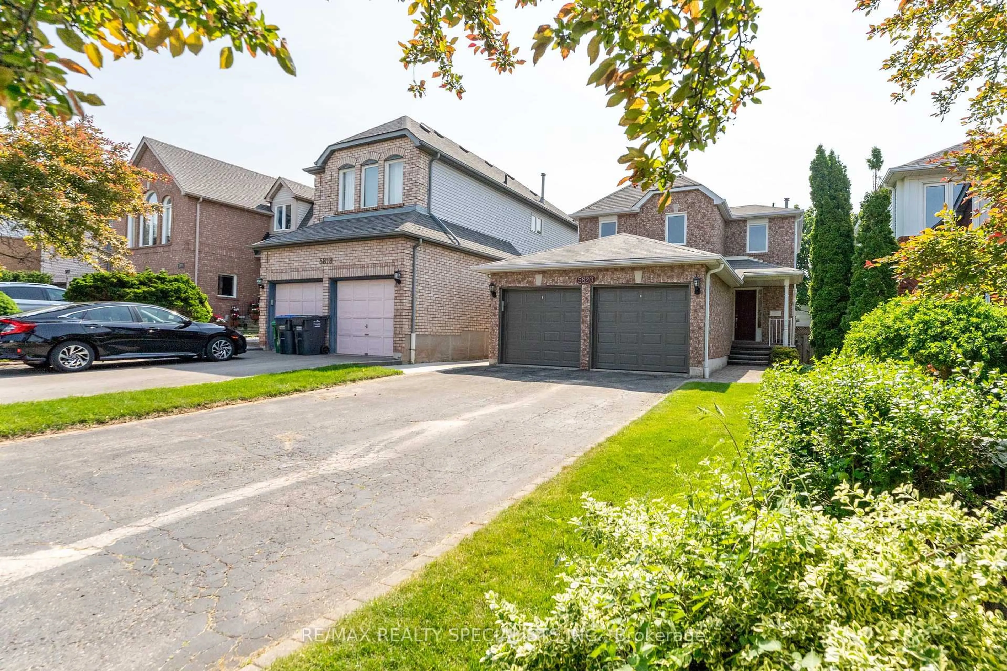 A pic from outside/outdoor area/front of a property/back of a property/a pic from drone, street for 5820 Tayside Cres, Mississauga Ontario L5M 5J6