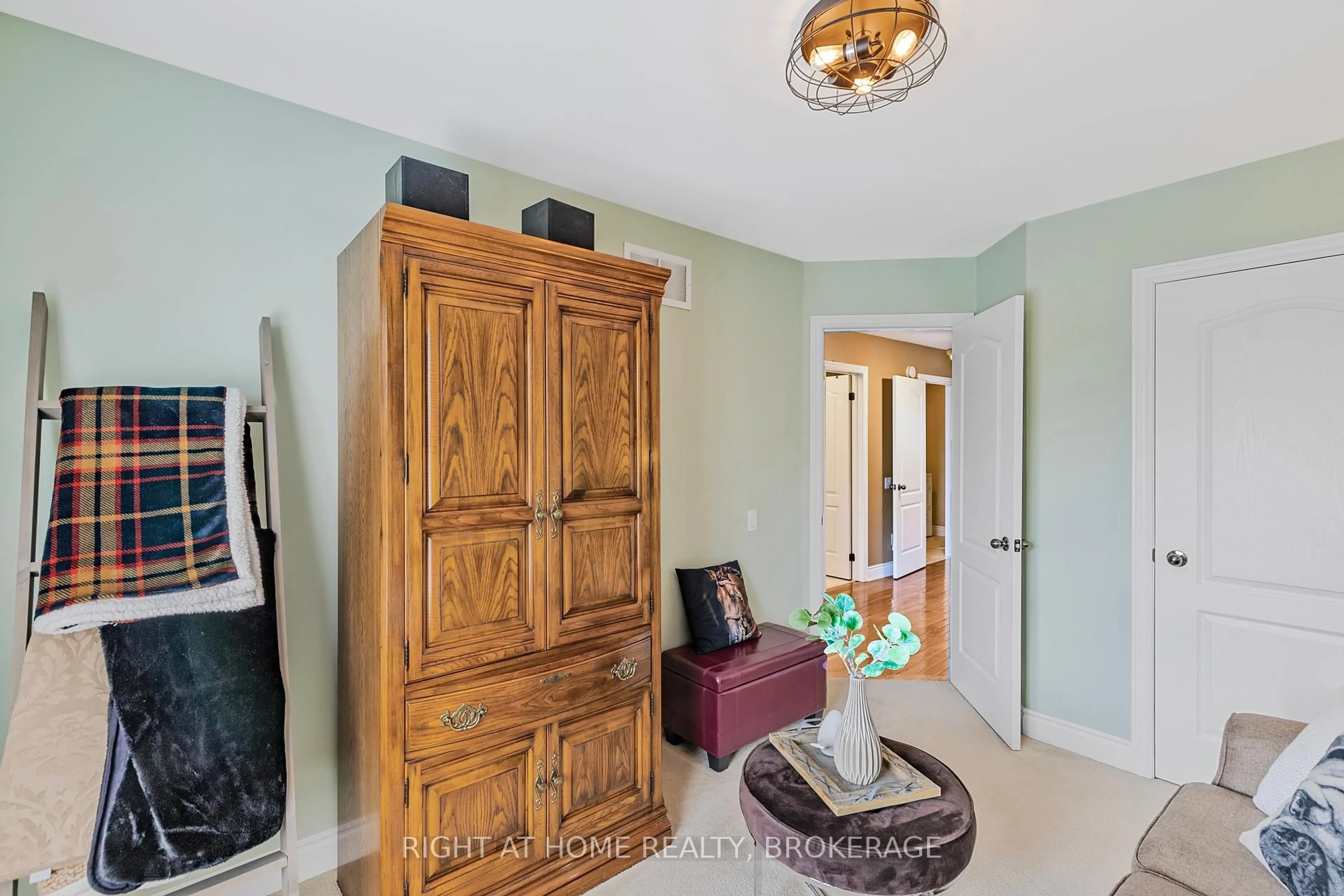 Indoor entryway for 3399 Hayhurst Cres, Oakville Ontario L6L 6W9