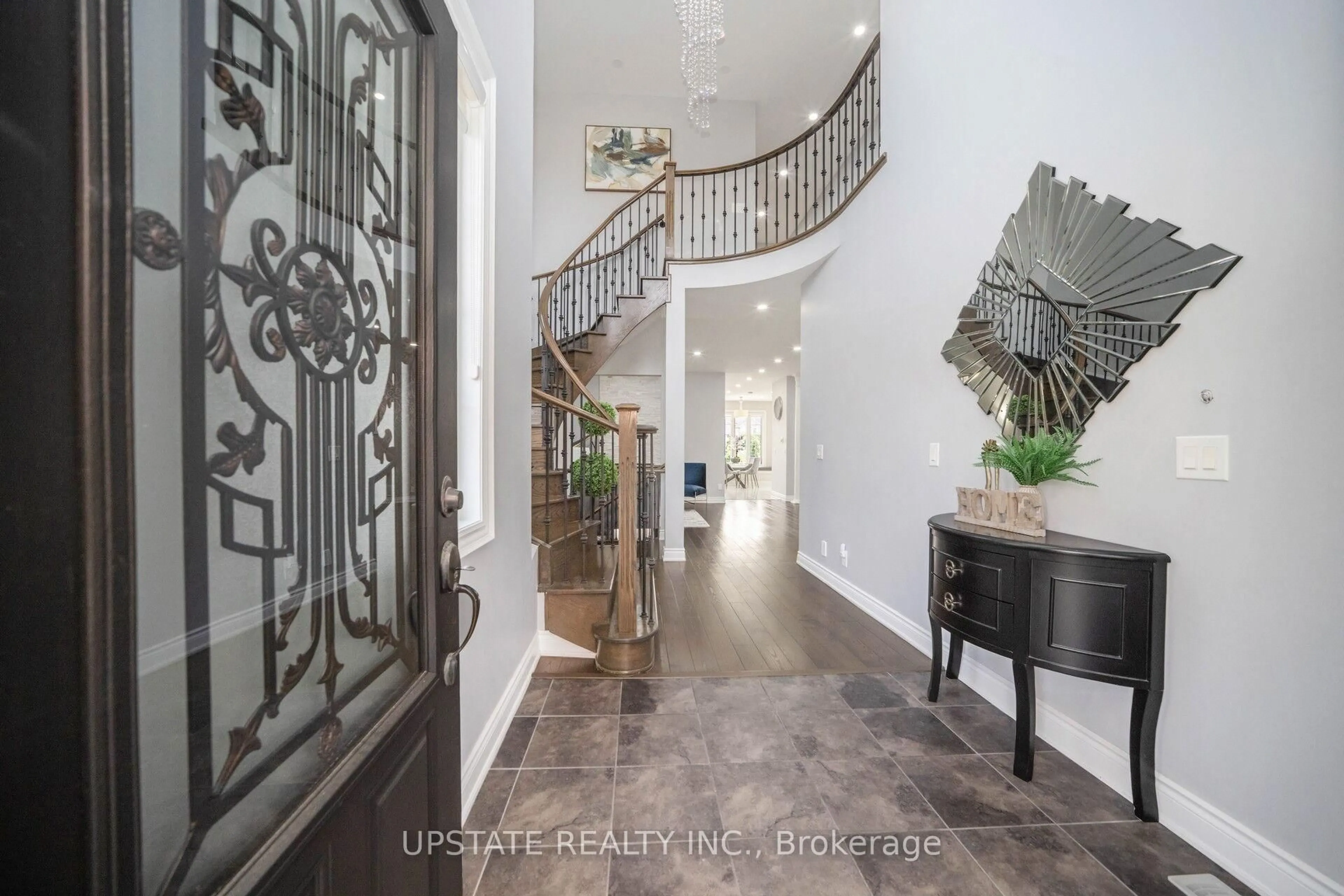 Indoor entryway for 8 Lost Canyon Way, Brampton Ontario L6X 3A5