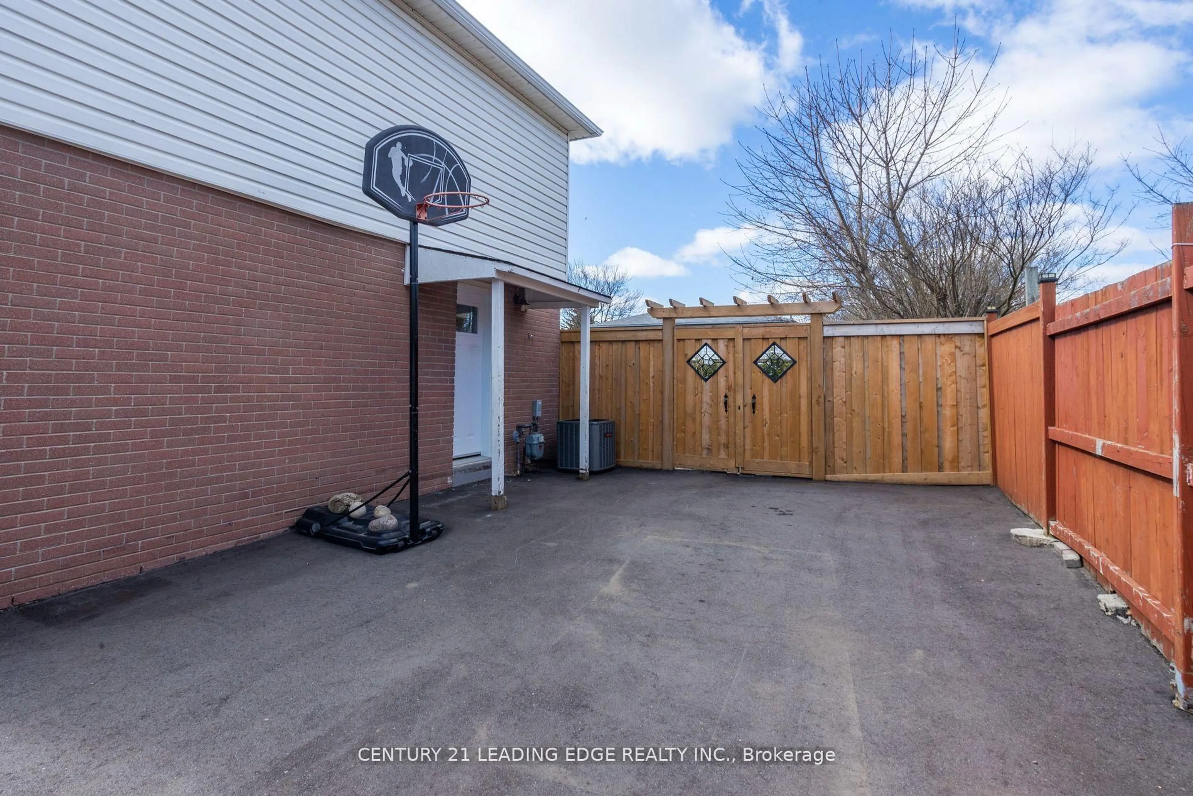 A pic from outside/outdoor area/front of a property/back of a property/a pic from drone, street for 111 Folkstone Cres, Brampton Ontario L6T 3M6