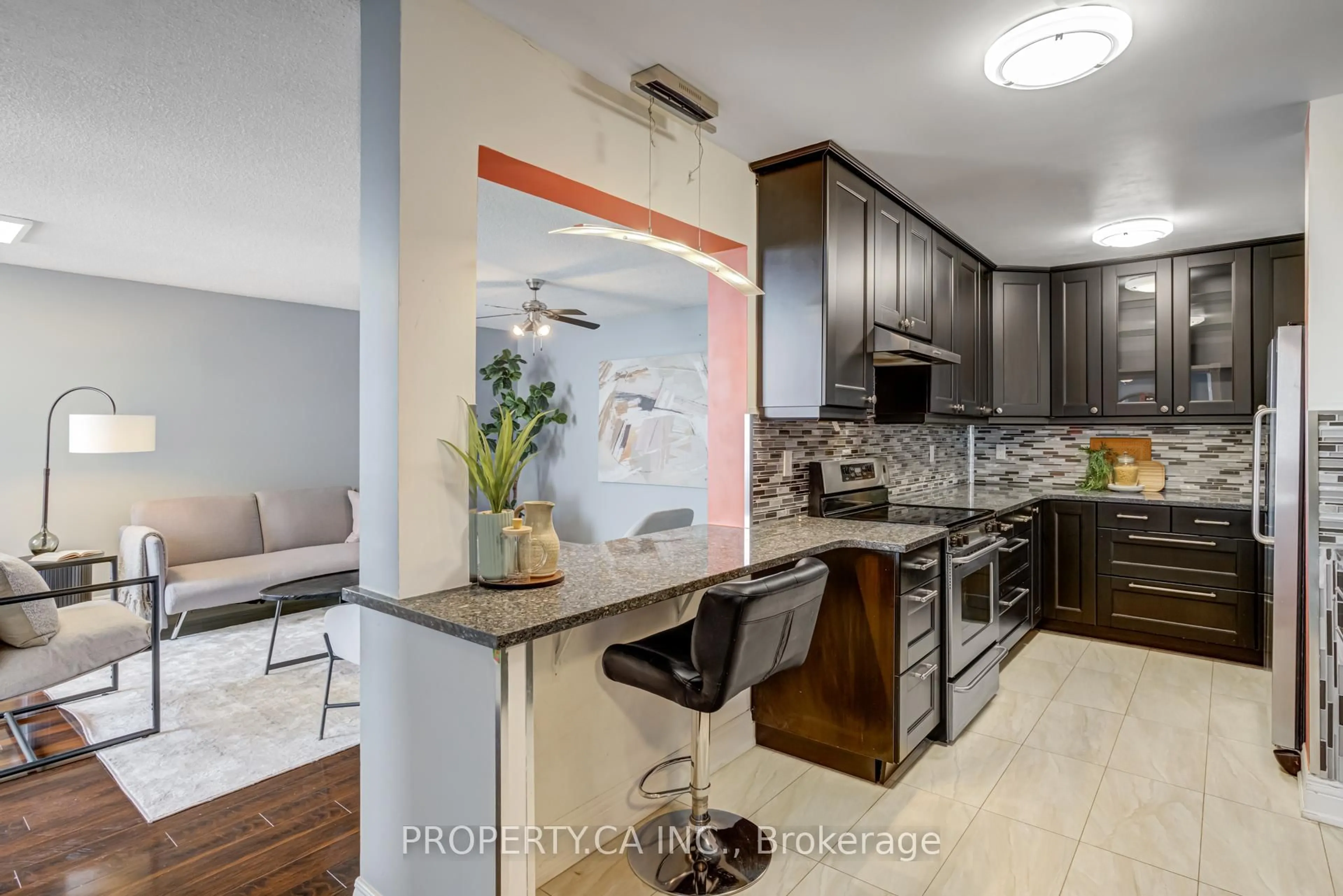 Open concept kitchen, ceramic/tile floor for 1515 Lakeshore Rd #PH5, Mississauga Ontario L5E 3E2