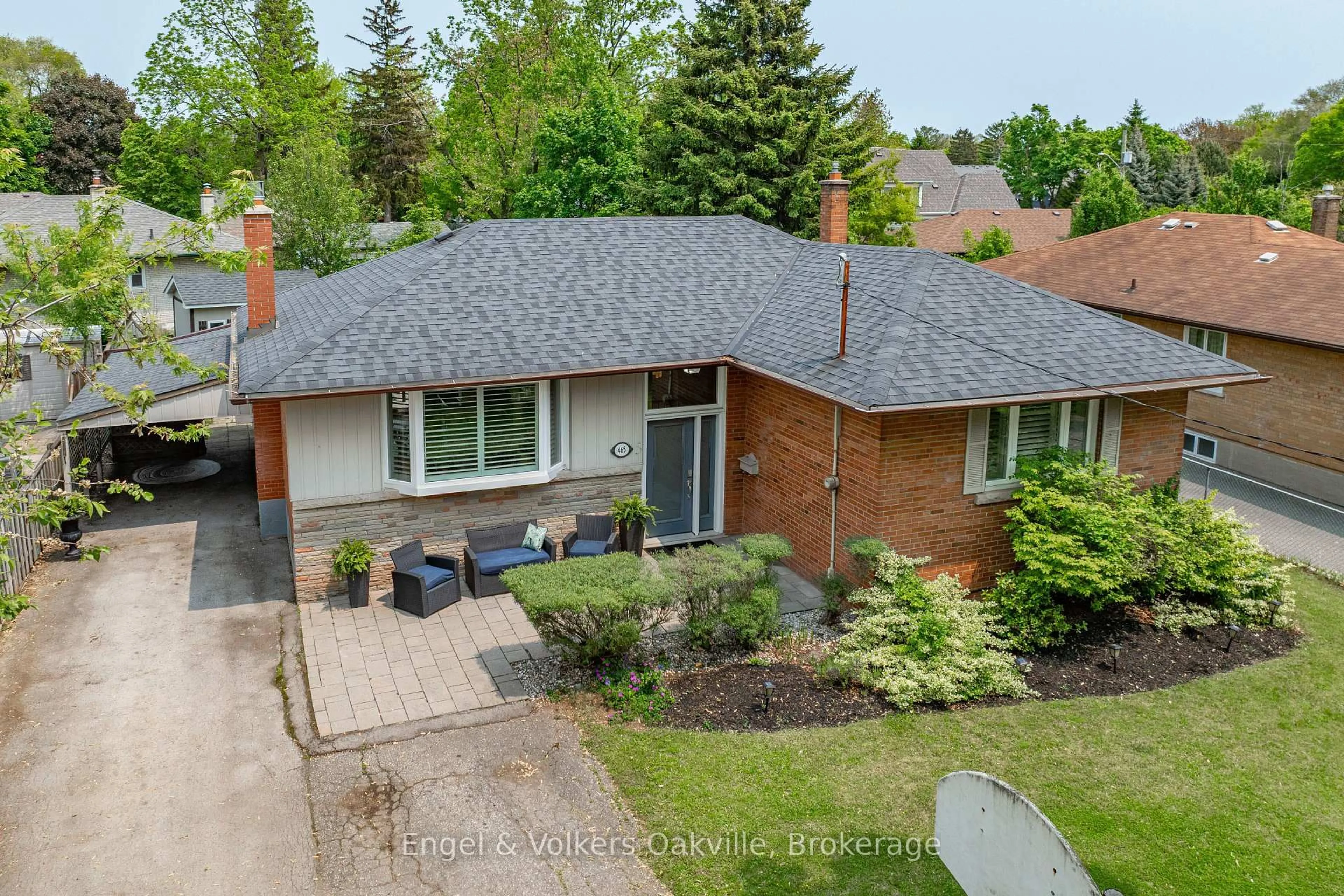 A pic from outside/outdoor area/front of a property/back of a property/a pic from drone, street for 465 Fourth Line, Oakville Ontario L6L 5A6