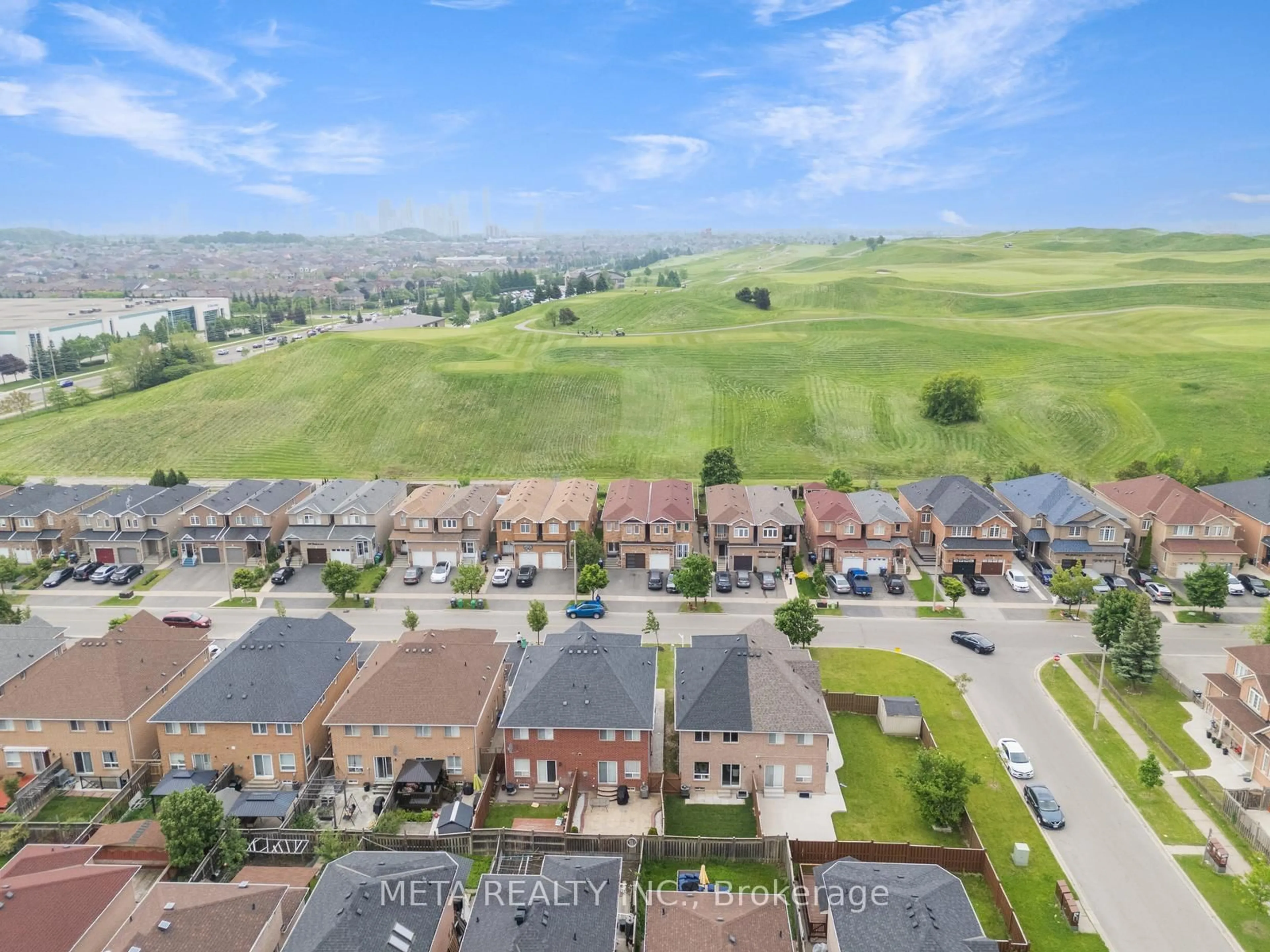 A pic from outside/outdoor area/front of a property/back of a property/a pic from drone, unknown for 1067 Windbrook Grve, Mississauga Ontario L5V 2N7