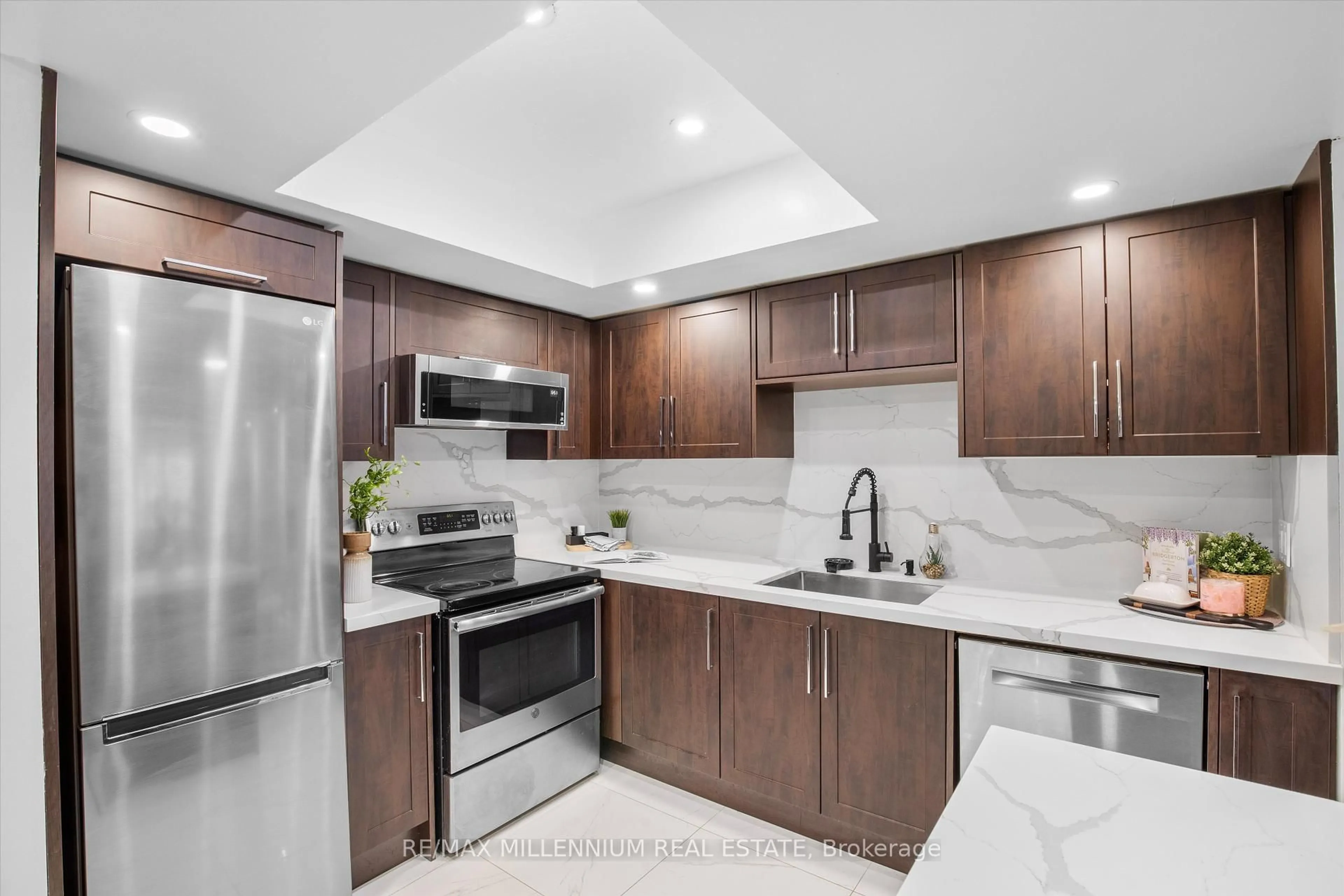 Open concept kitchen, ceramic/tile floor for 300 Webb Dr #610, Mississauga Ontario L5B 3W3