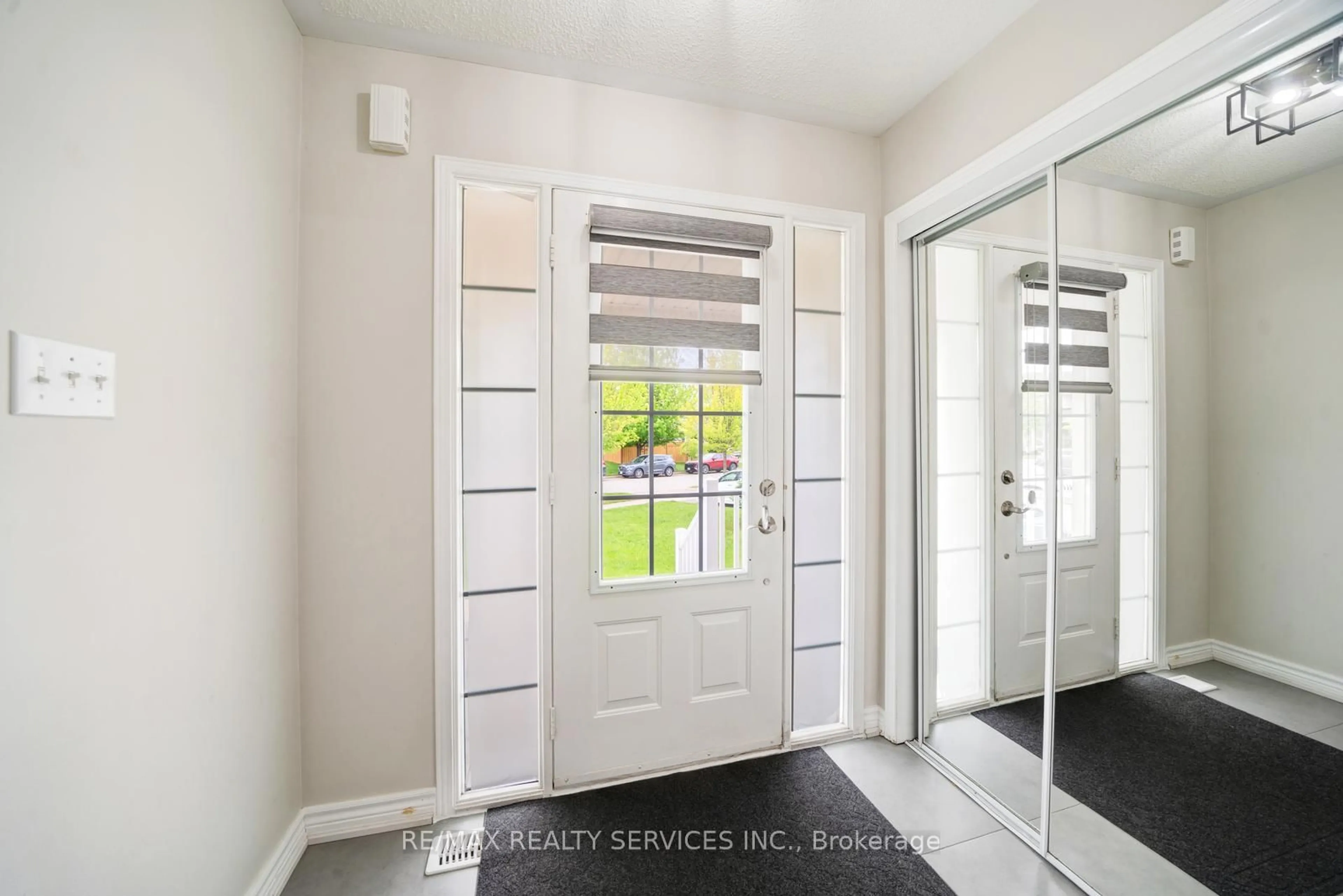 Indoor entryway for 49 Woodcote Cres, Halton Hills Ontario L7G 6M1