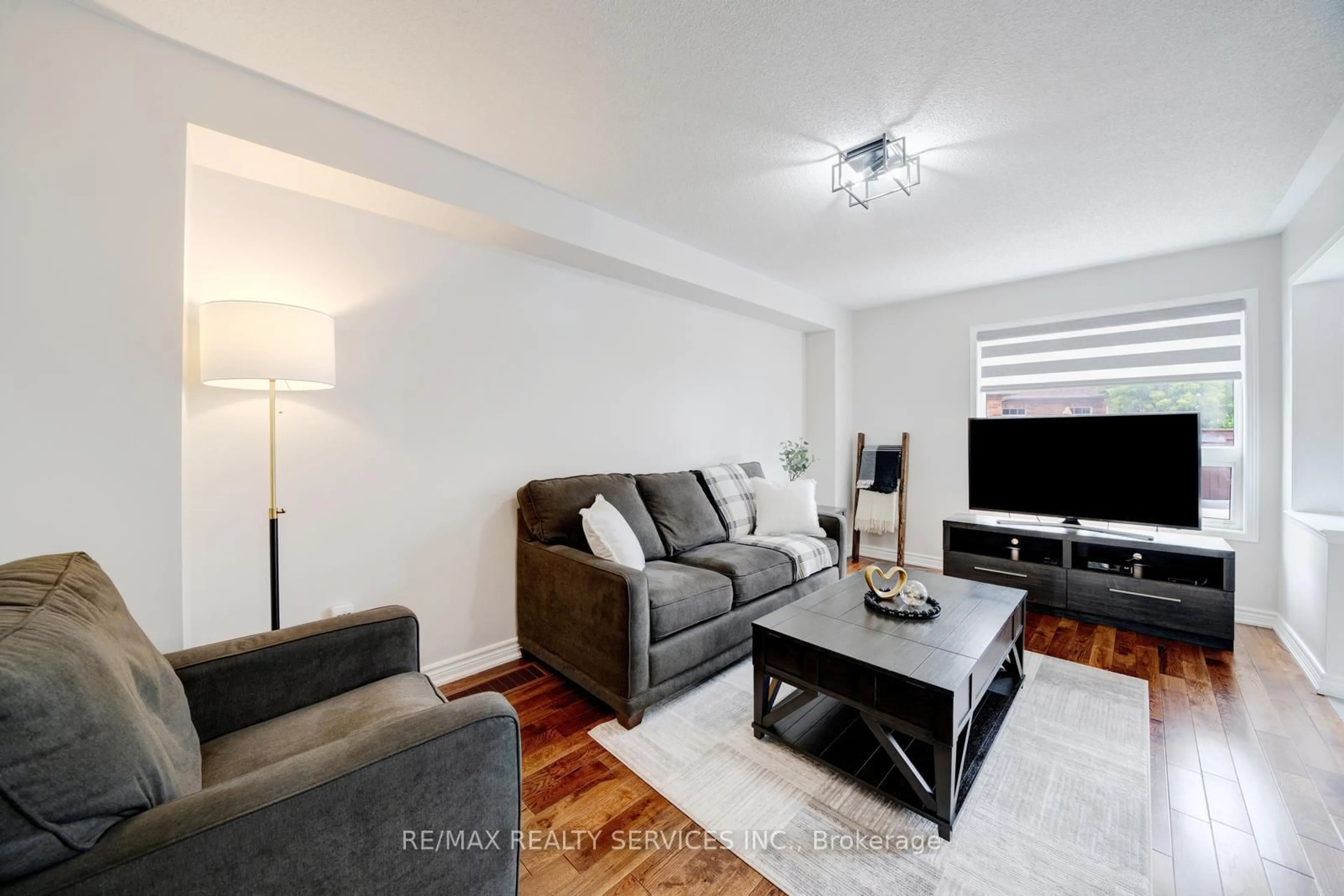 Living room with furniture, unknown for 49 Woodcote Cres, Halton Hills Ontario L7G 6M1