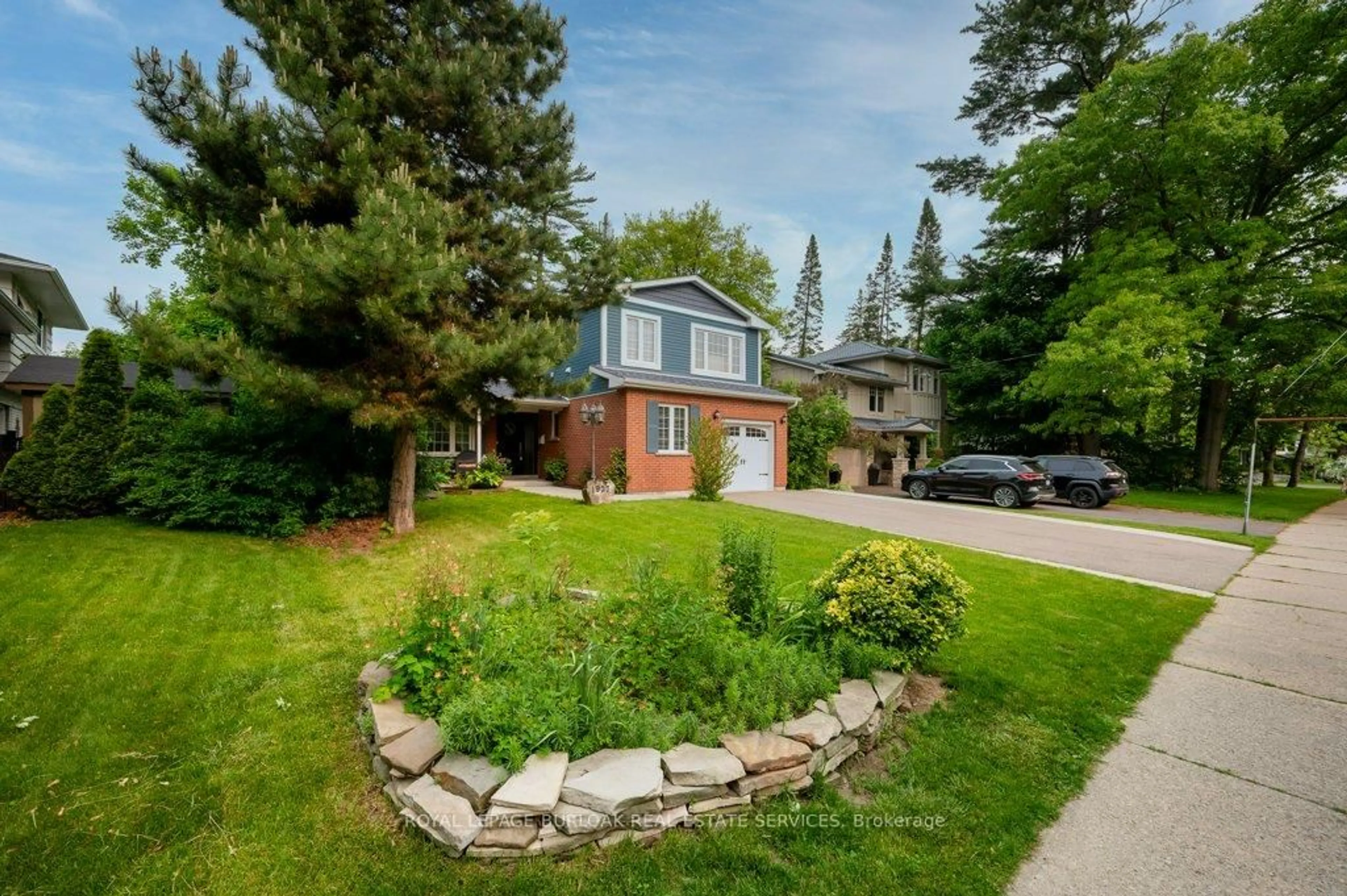 A pic from outside/outdoor area/front of a property/back of a property/a pic from drone, street for 1927 Truscott Dr, Mississauga Ontario L5J 2A3