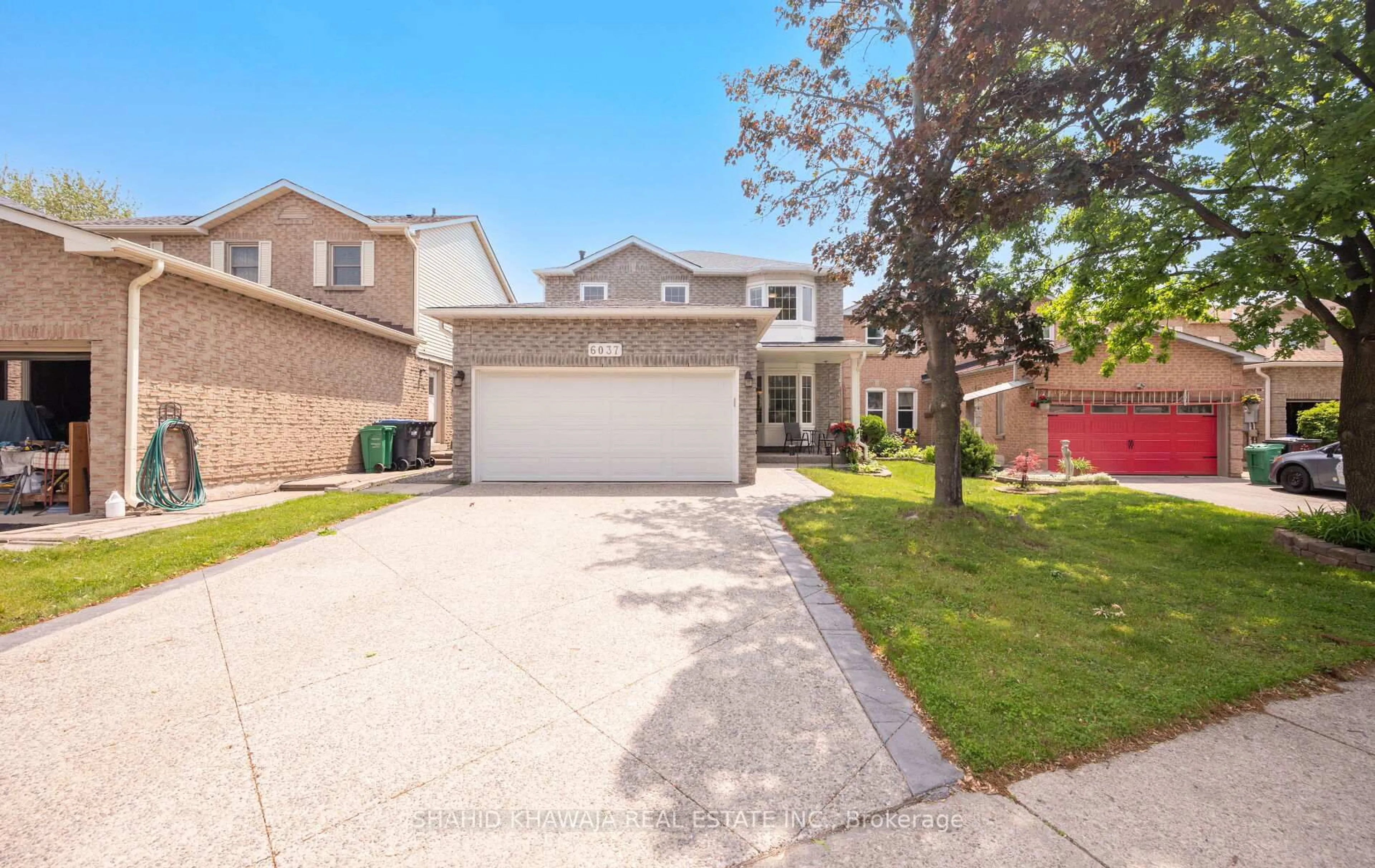 A pic from outside/outdoor area/front of a property/back of a property/a pic from drone, street for 6037 Prairie Circ, Mississauga Ontario L5N 6B1