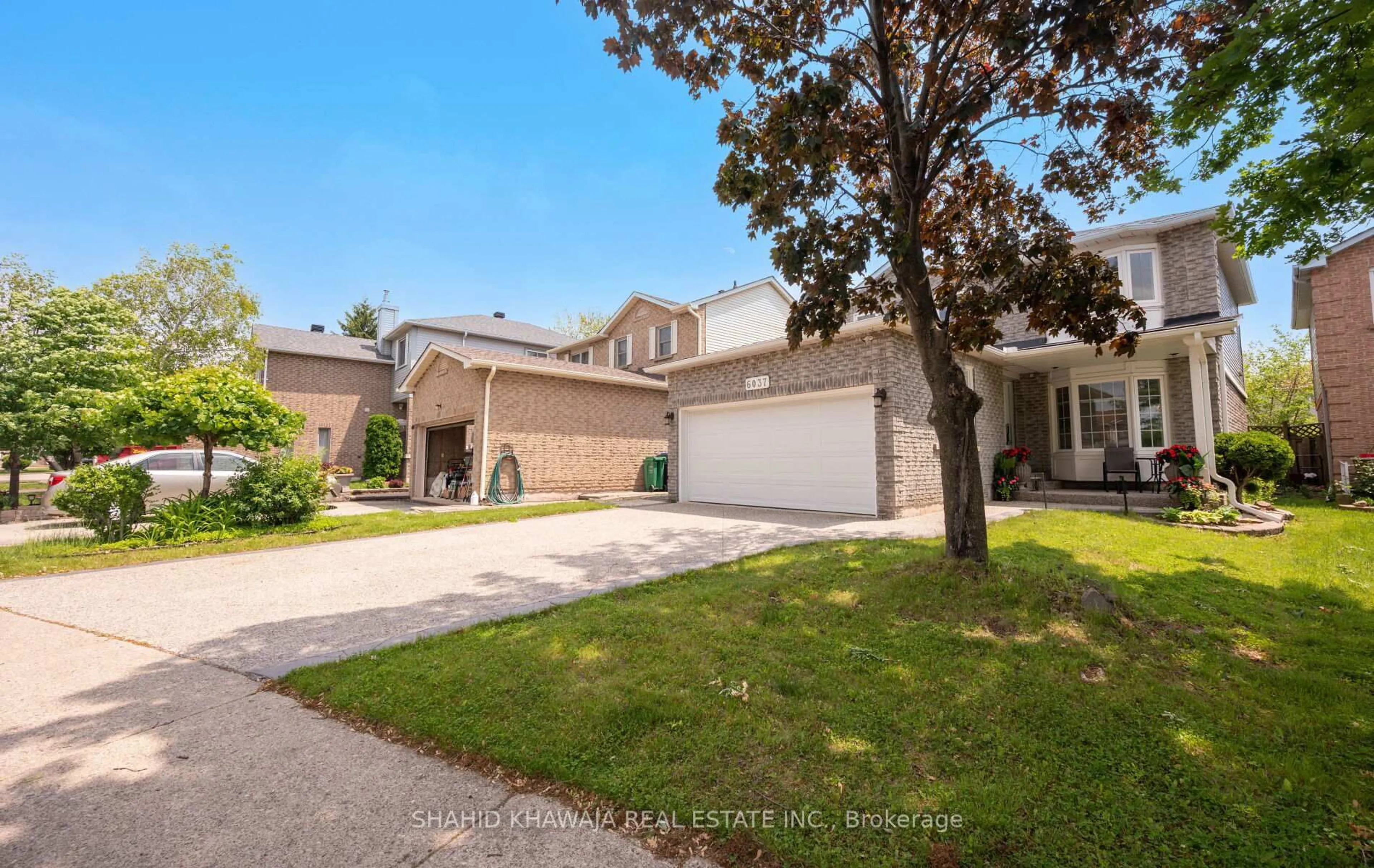 A pic from outside/outdoor area/front of a property/back of a property/a pic from drone, street for 6037 Prairie Circ, Mississauga Ontario L5N 6B1