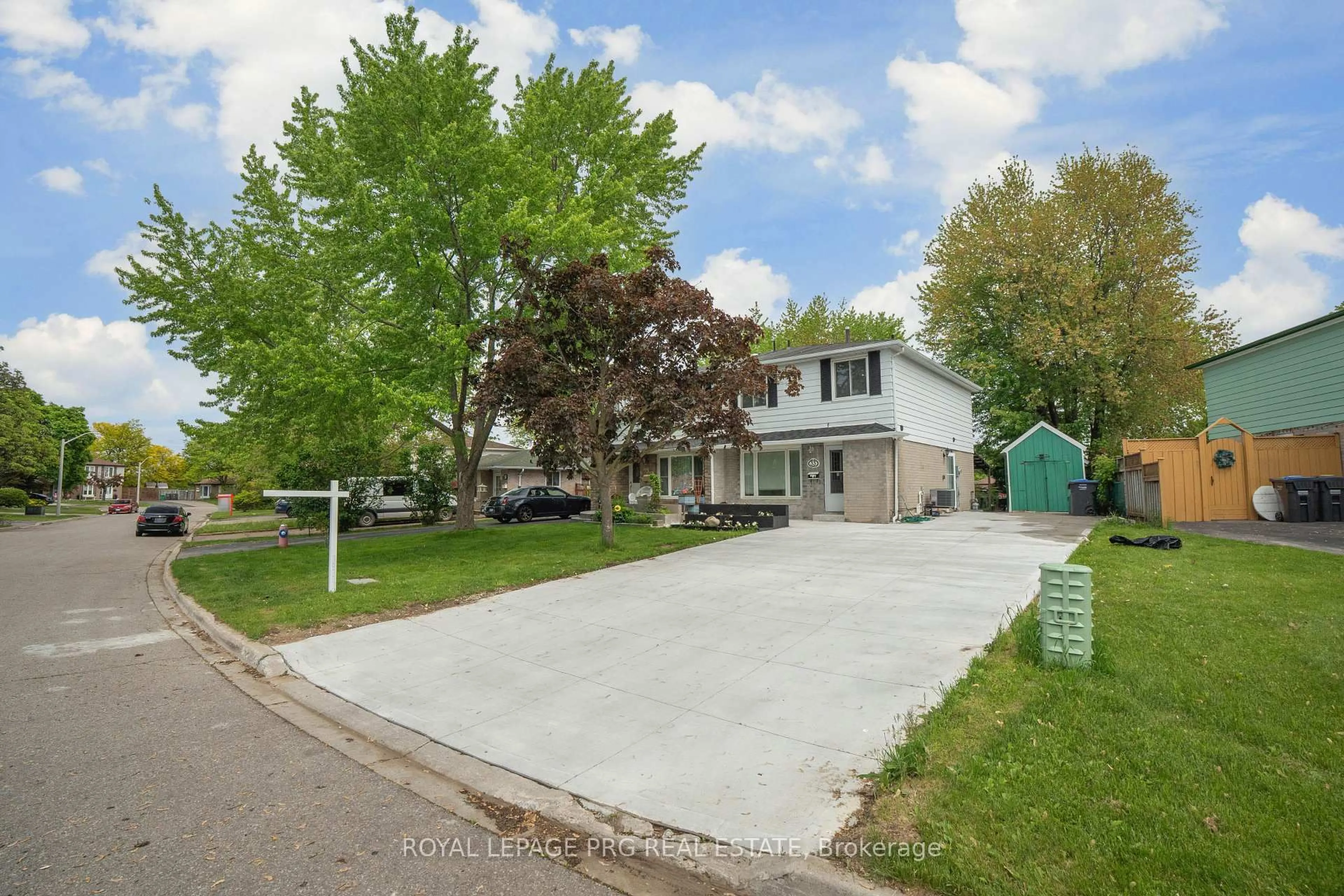 A pic from outside/outdoor area/front of a property/back of a property/a pic from drone, street for 33 Glenmore Cres, Brampton Ontario L6S 1H9