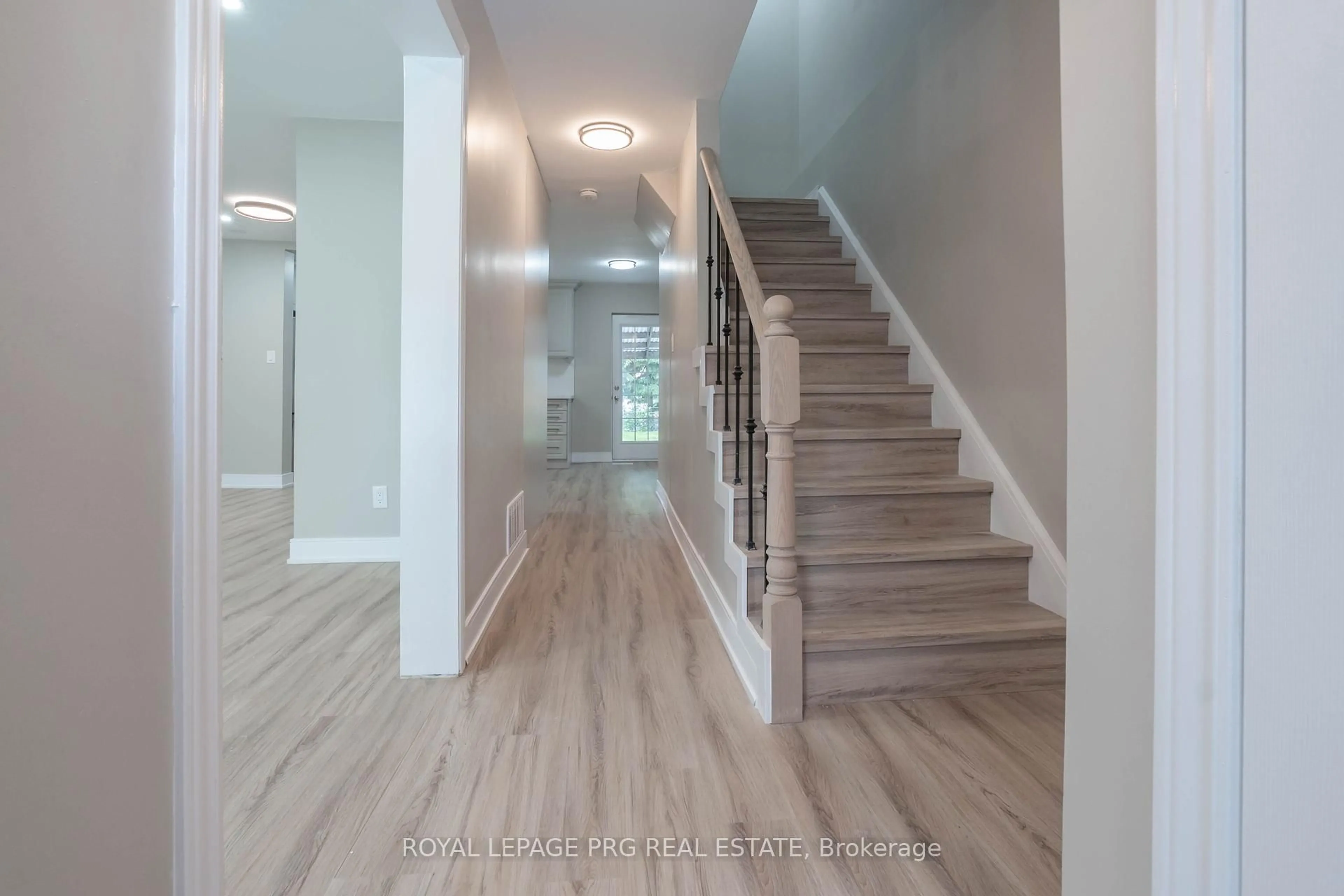 Indoor foyer for 33 Glenmore Cres, Brampton Ontario L6S 1H9