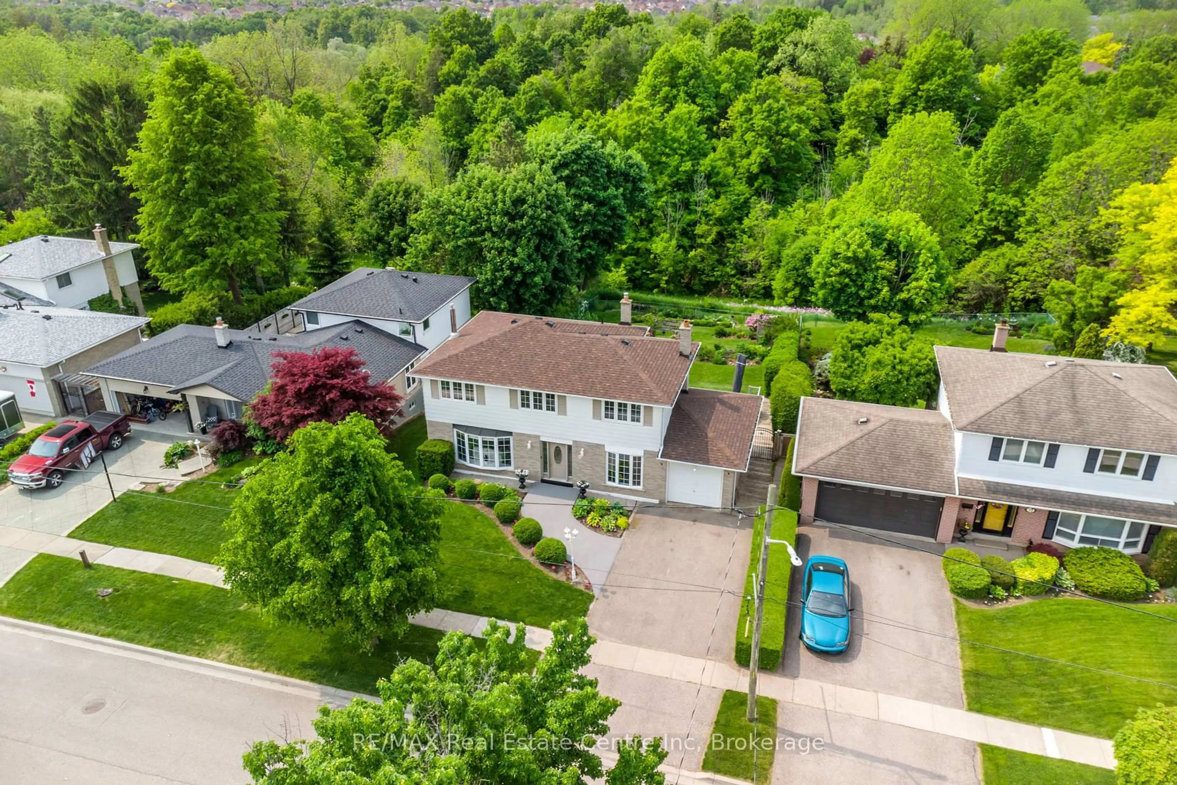 A pic from outside/outdoor area/front of a property/back of a property/a pic from drone, street for 29 Stockman Cres, Halton Hills Ontario L7G 1J5