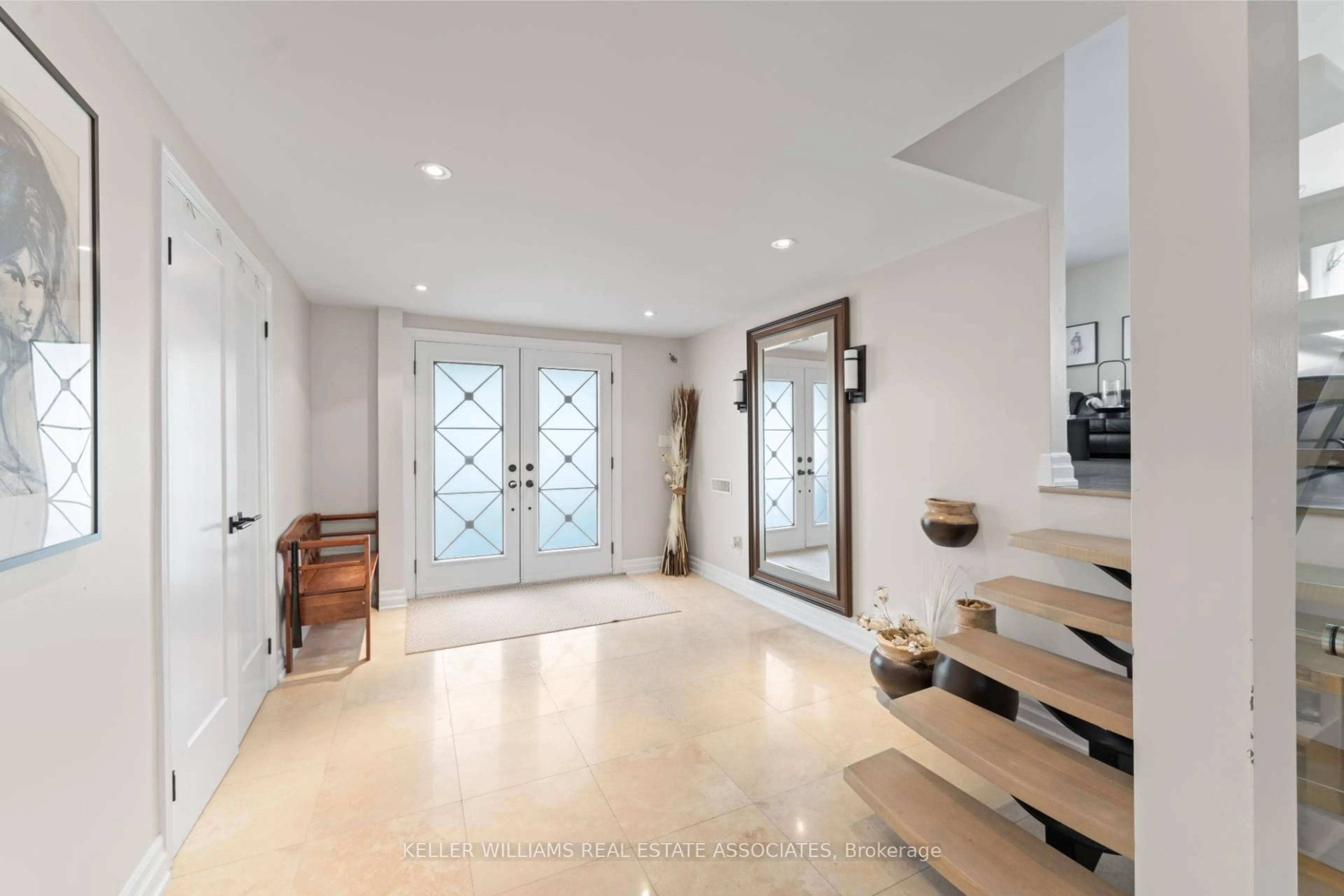 Indoor entryway for 3282 Charmaine Hts, Mississauga Ontario L5A 3C1