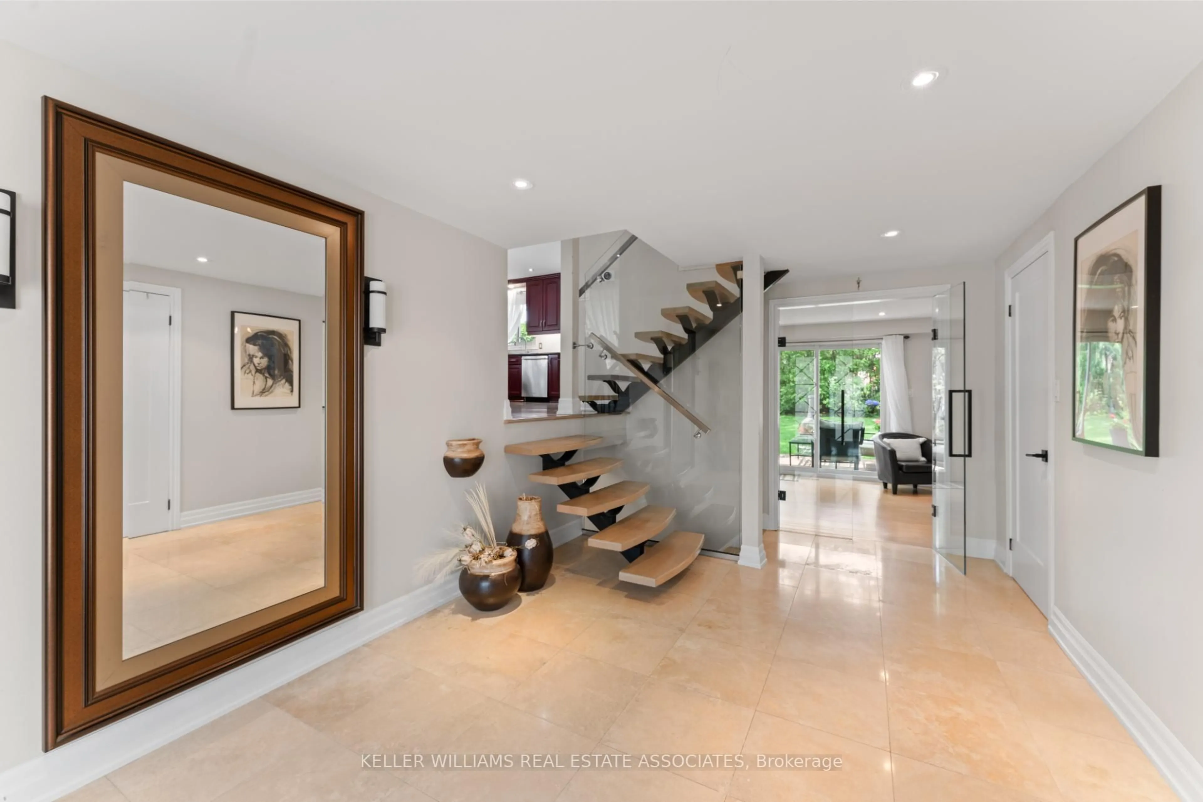 Indoor foyer for 3282 Charmaine Hts, Mississauga Ontario L5A 3C1