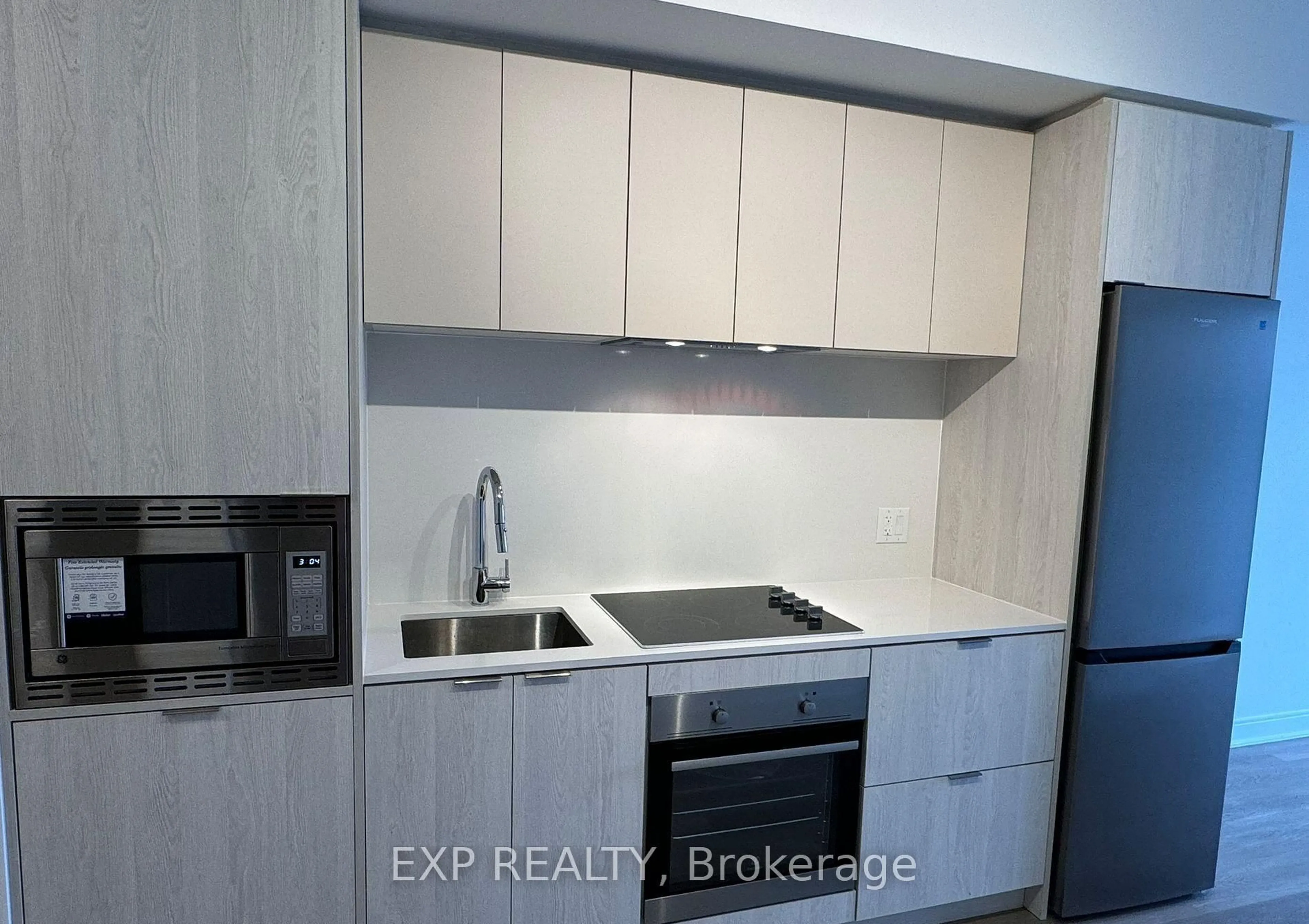 Standard kitchen, unknown for 86 Dundas St #404, Mississauga Ontario L5A 0B1