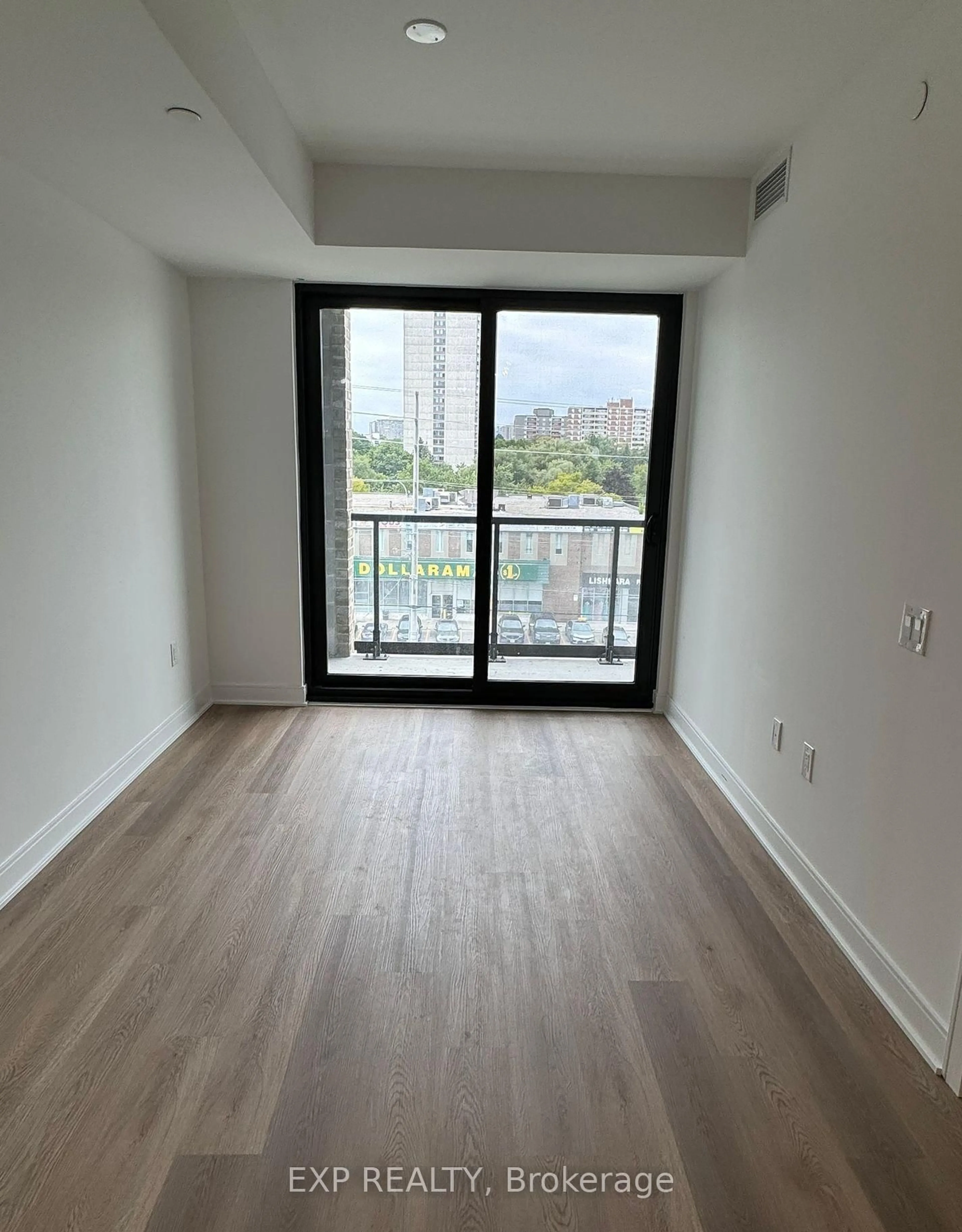 A pic of a room for 86 Dundas St #404, Mississauga Ontario L5A 0B1
