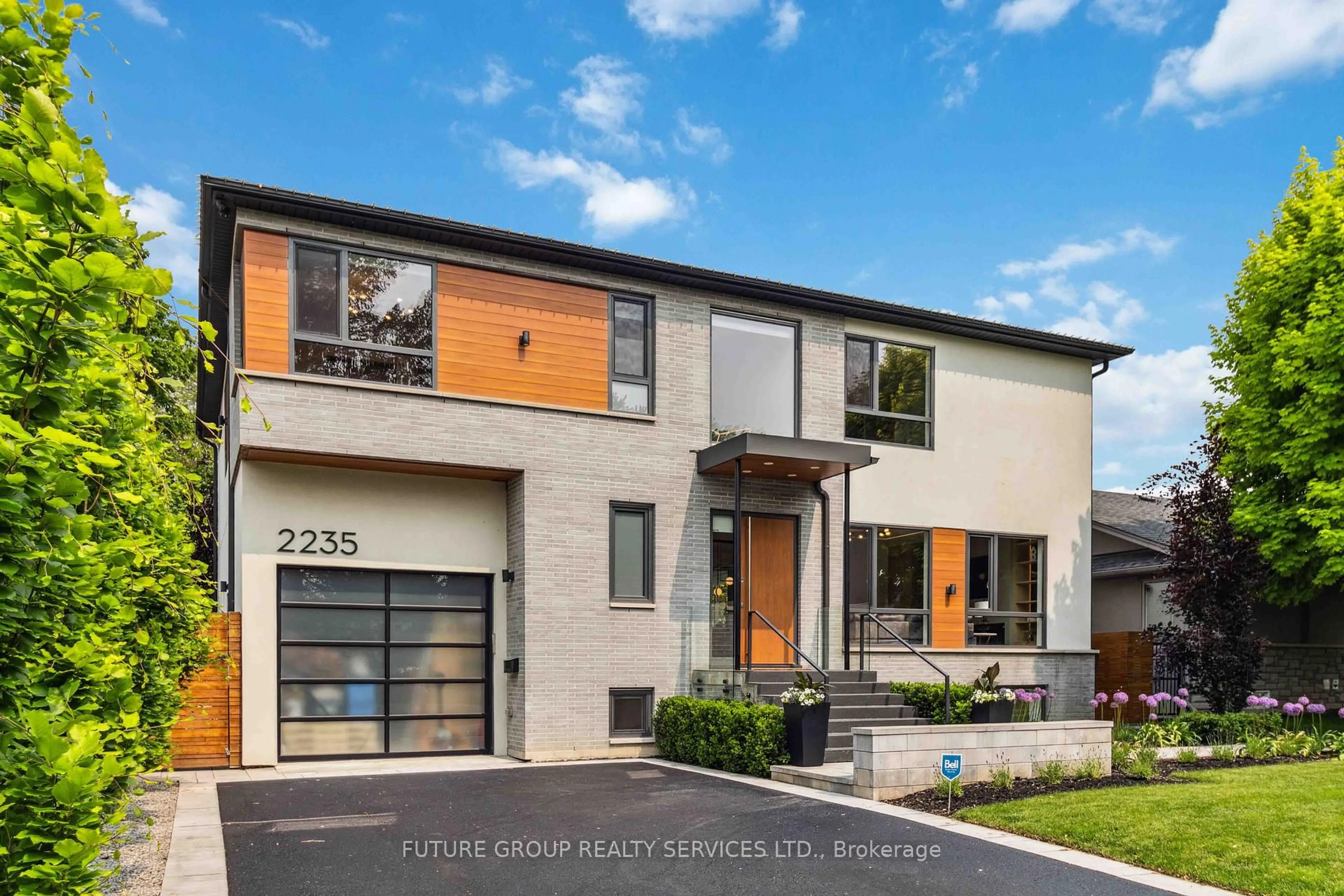 Home with brick exterior material, street for 2235 Harcourt Cres, Mississauga Ontario L4Y 1W3