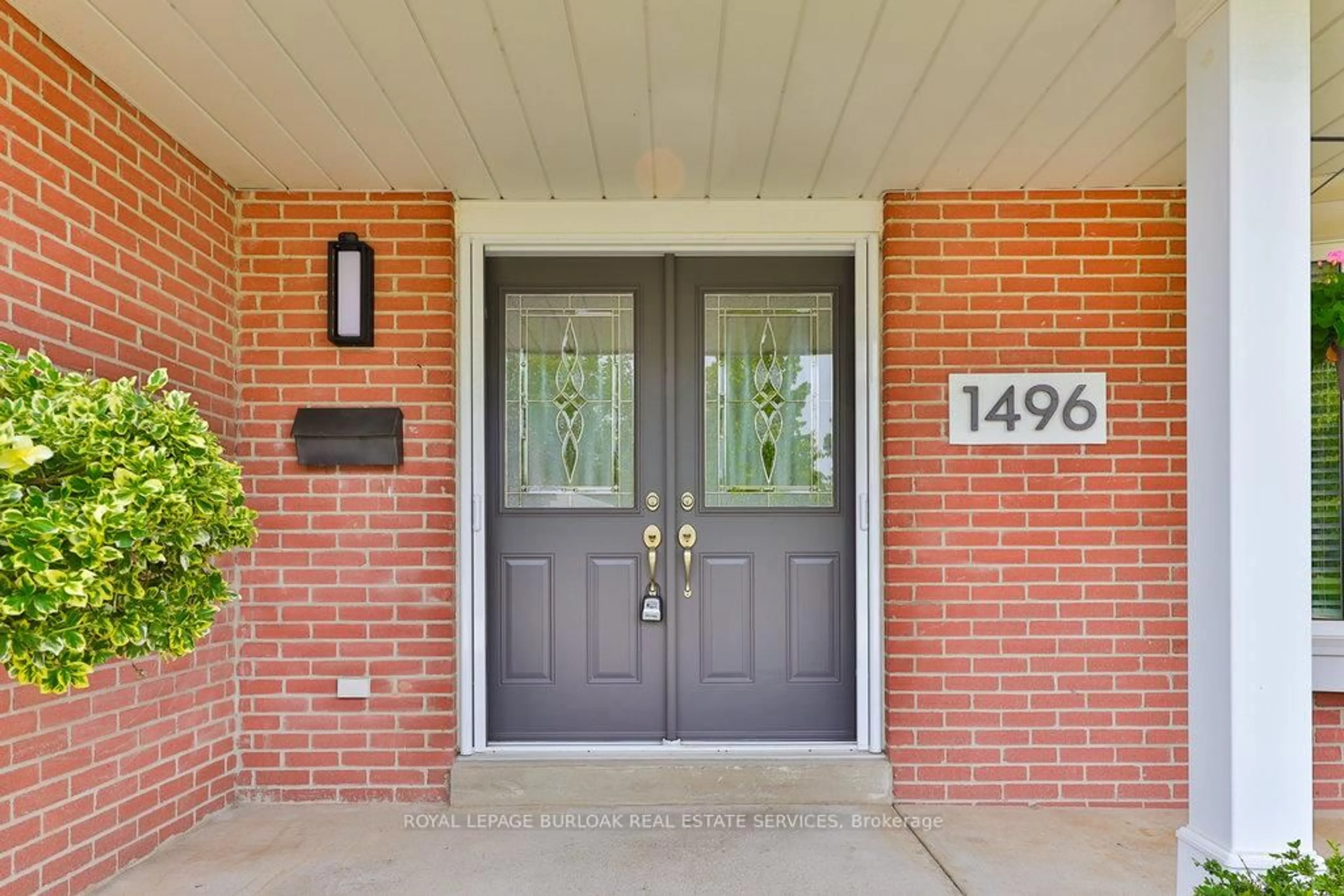 Indoor entryway for 1496 Clinton Crt, Burlington Ontario L7M 1N2