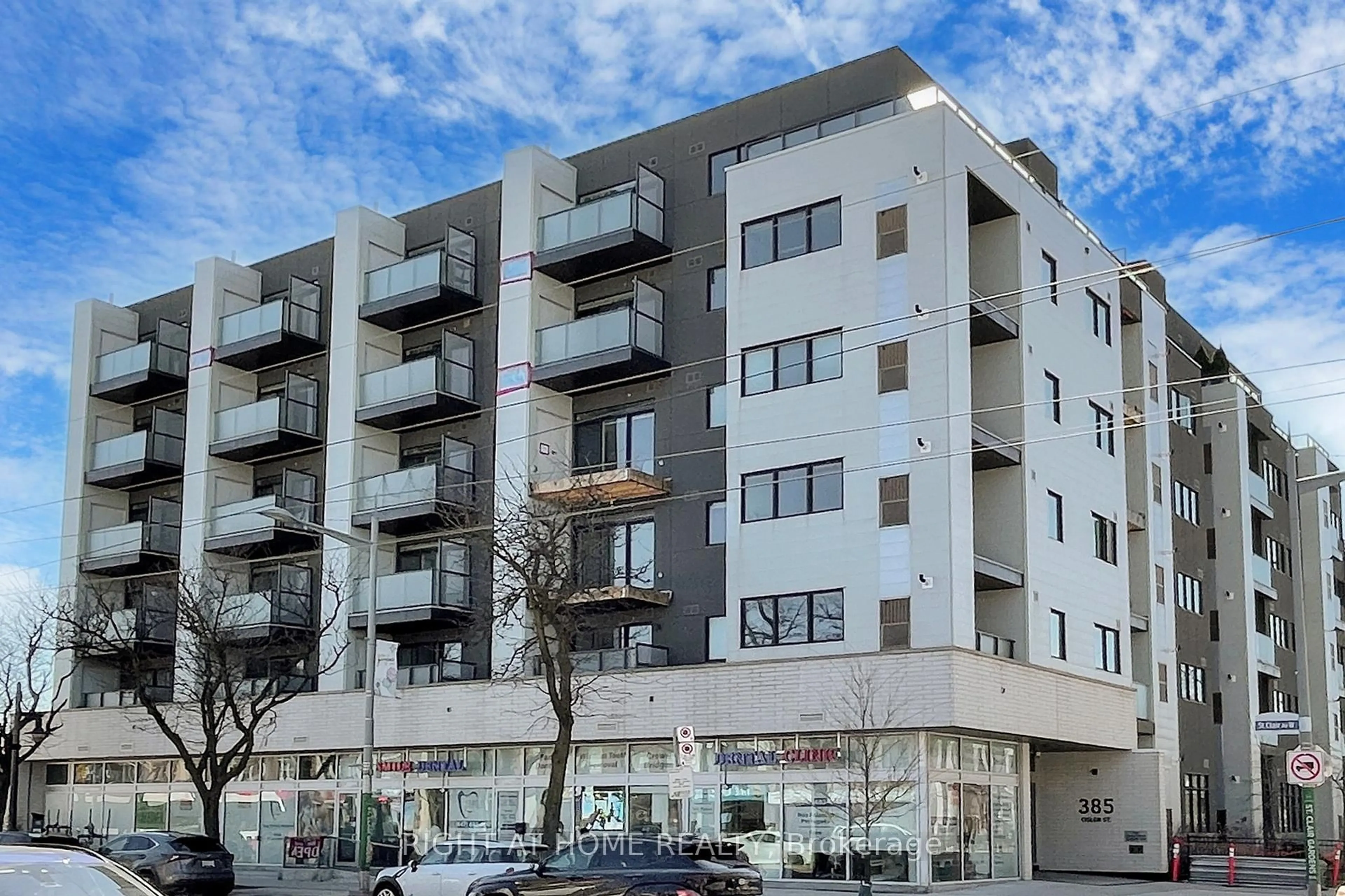 Patio, building for 385 Osler St #202, Toronto Ontario M6N 2Z4