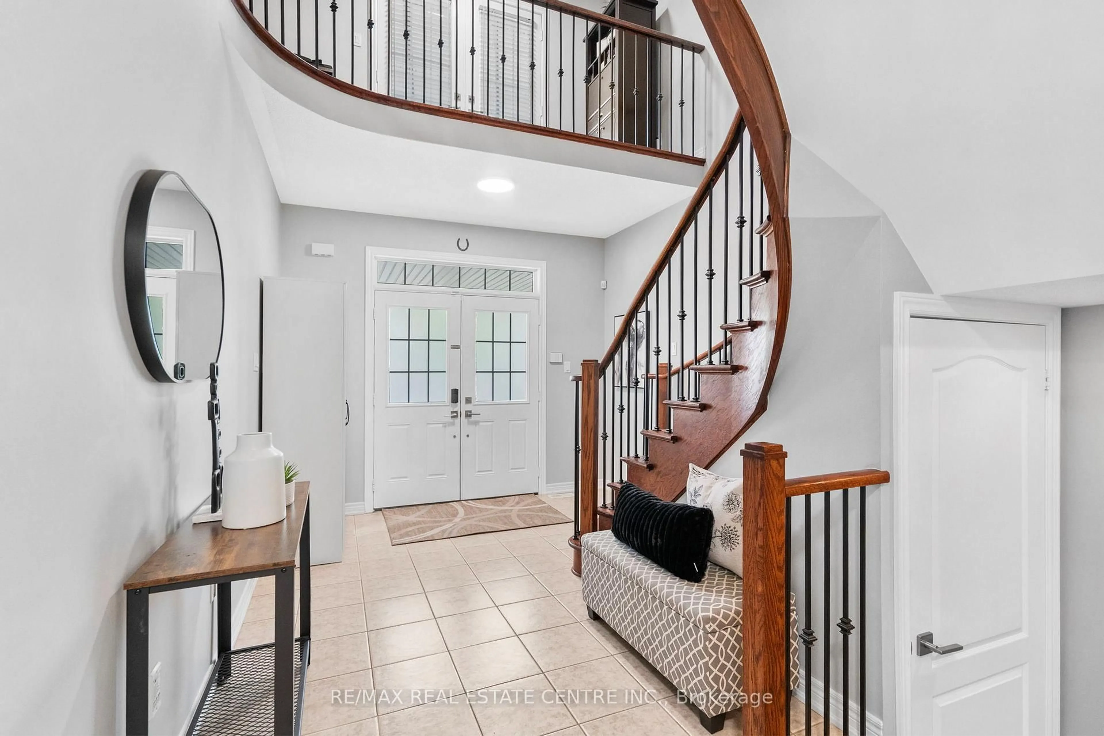 Indoor entryway for 1464 Rolph Terr, Milton Ontario L9T 7C9