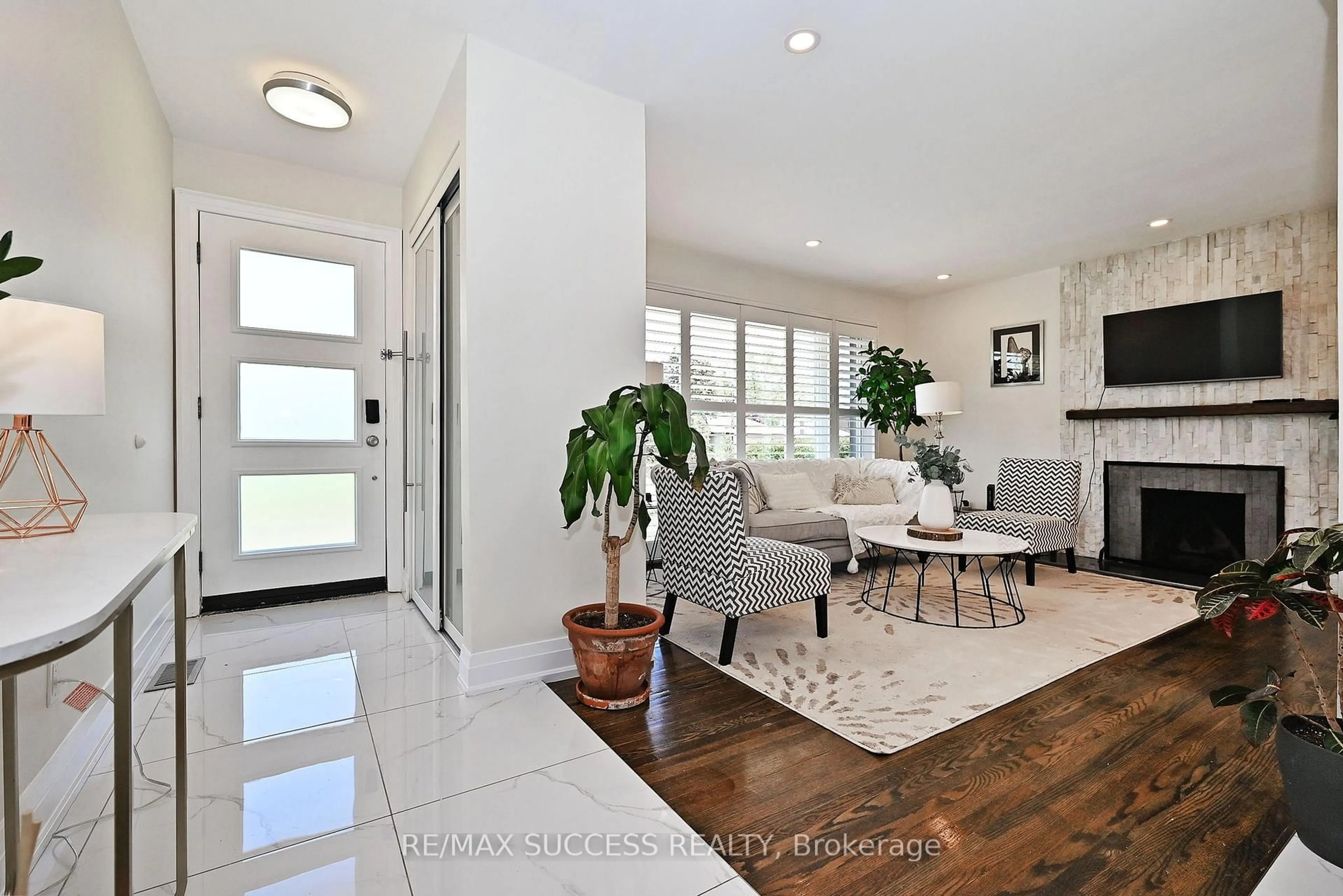 Indoor entryway for 492 Sherin Dr, Oakville Ontario L6L 4J8