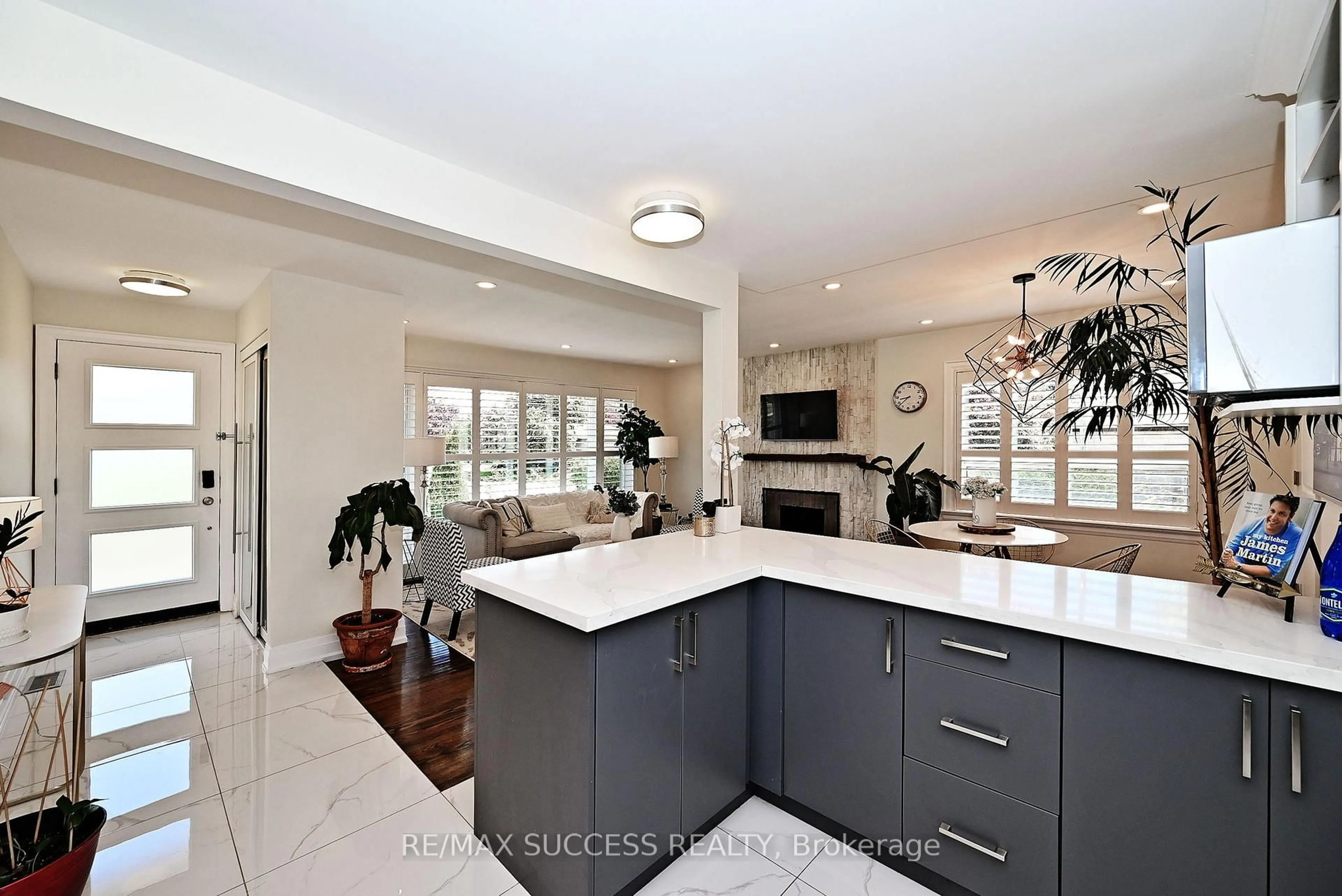 Contemporary kitchen, unknown for 492 Sherin Dr, Oakville Ontario L6L 4J8