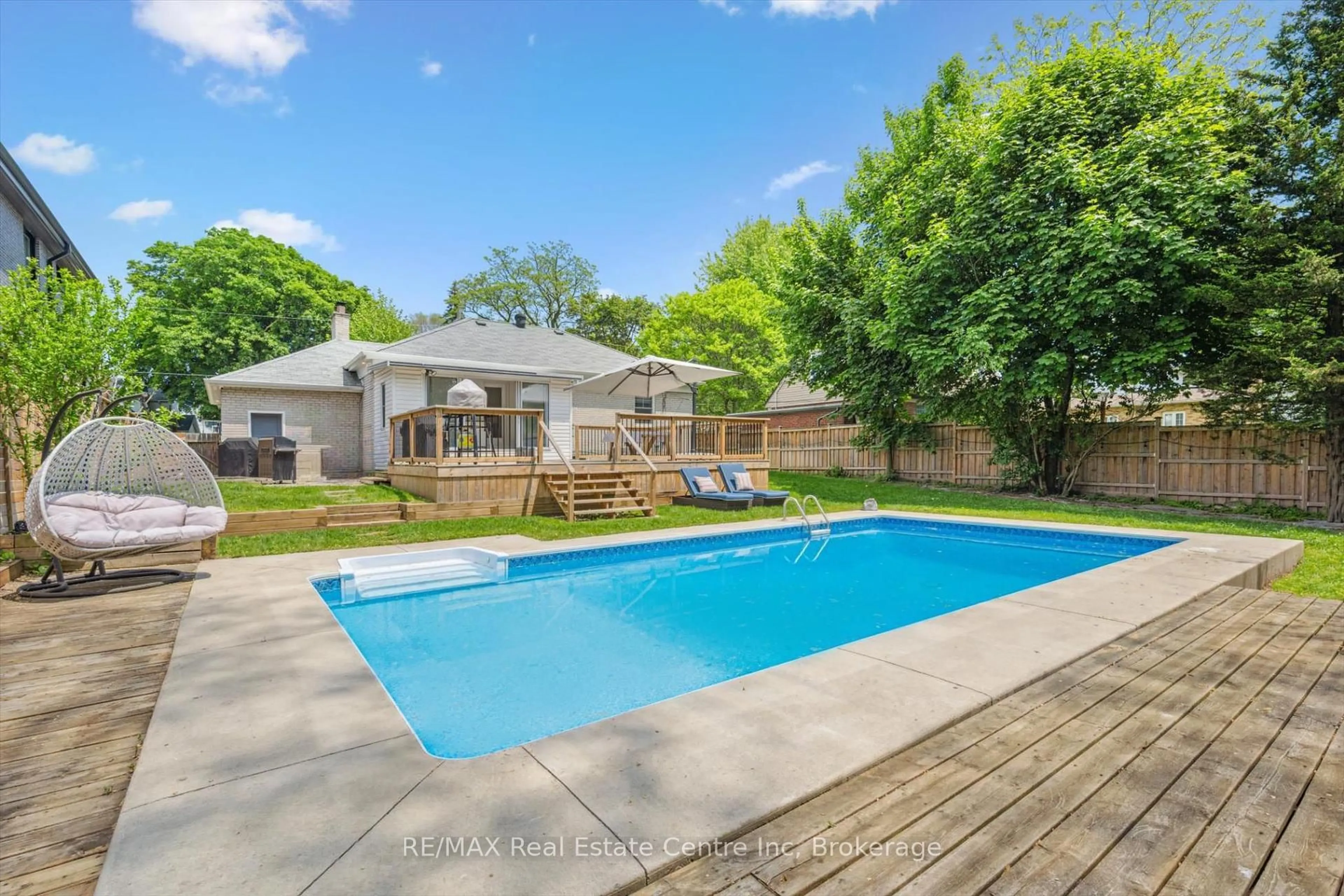 Pool for 2090 Courtland Cres, Mississauga Ontario L4Y 1V2