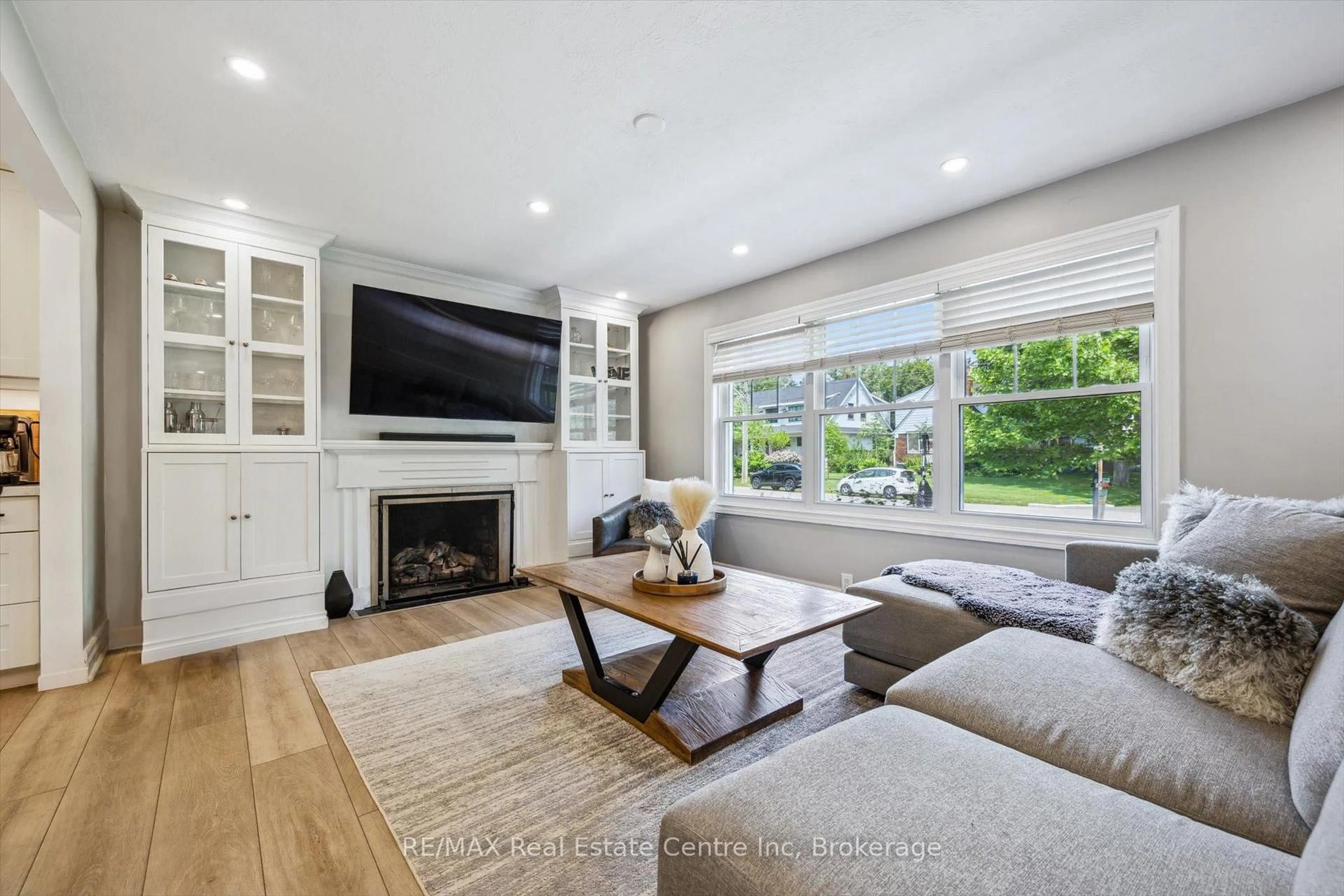 Living room with furniture, unknown for 2090 Courtland Cres, Mississauga Ontario L4Y 1V2