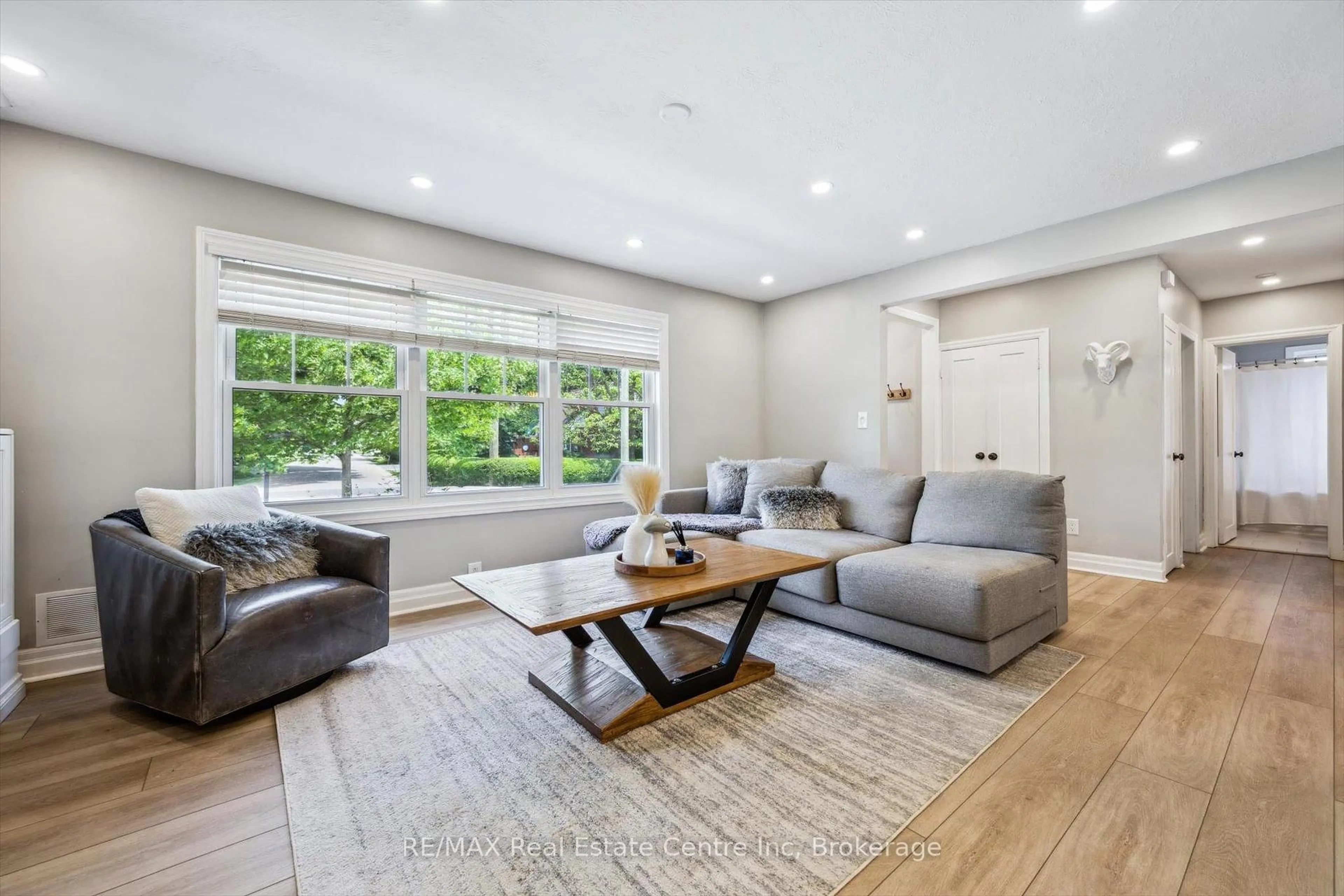Living room with furniture, unknown for 2090 Courtland Cres, Mississauga Ontario L4Y 1V2