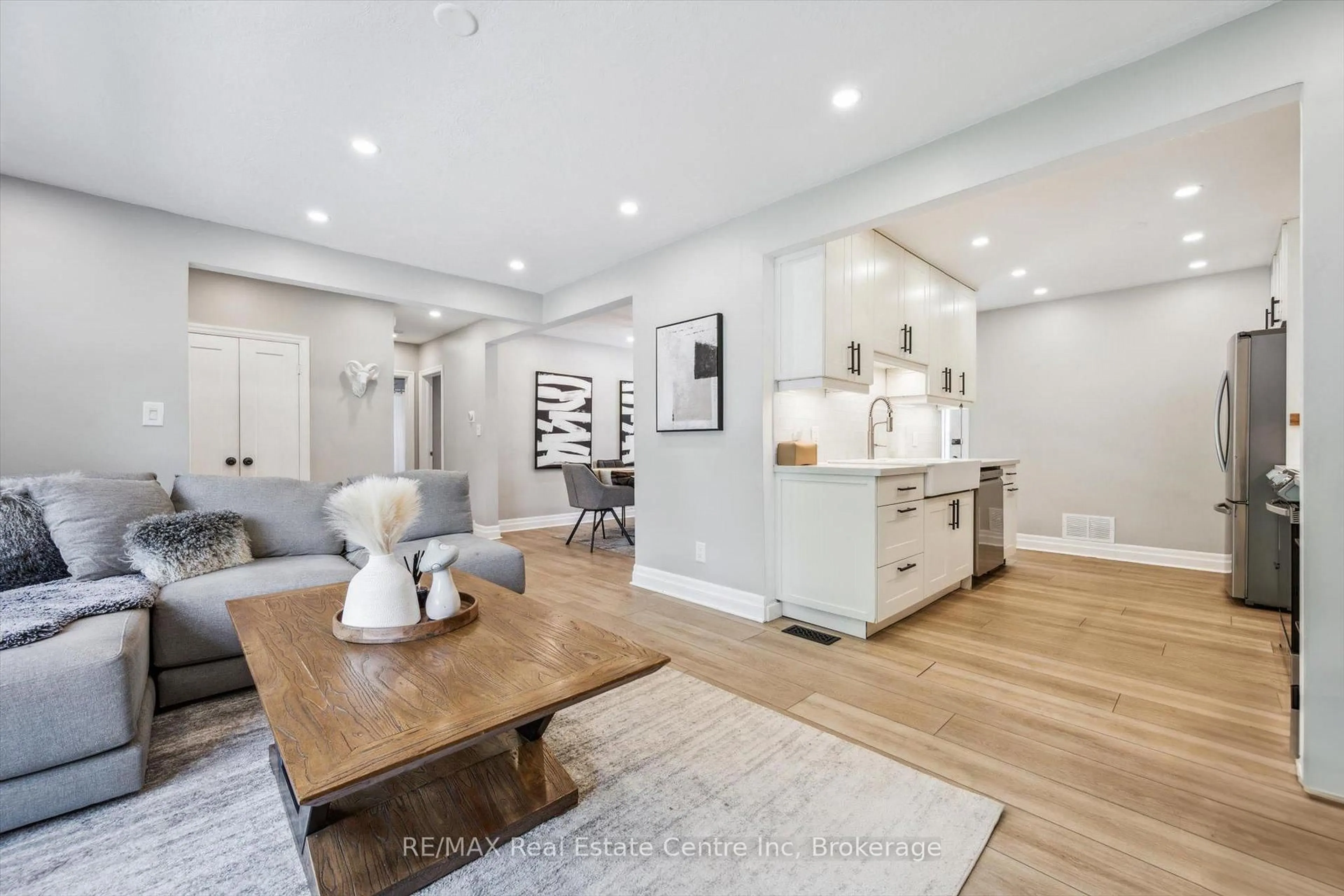 Open concept kitchen, unknown for 2090 Courtland Cres, Mississauga Ontario L4Y 1V2