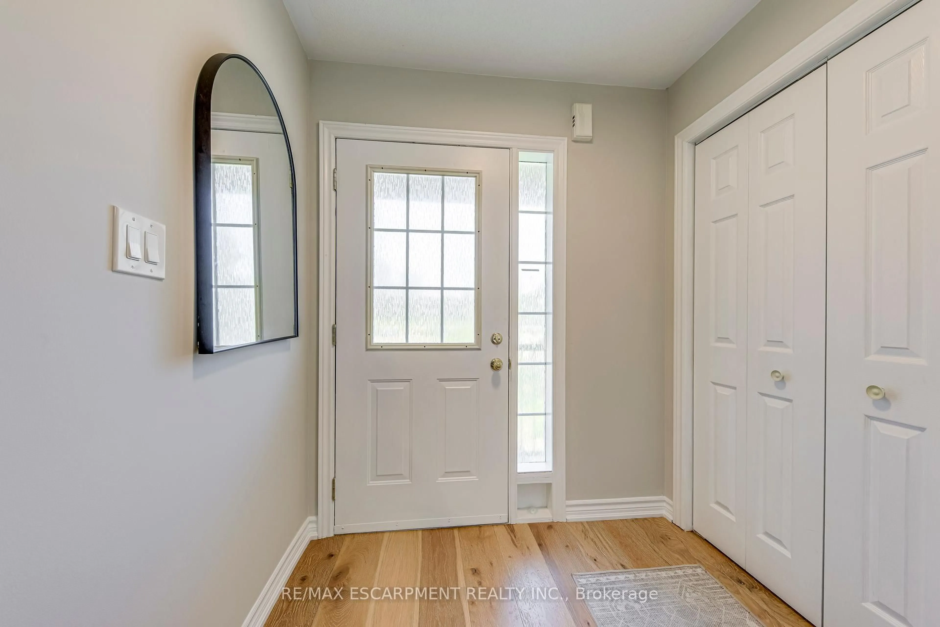 Indoor entryway for 2116 PROSPECT St #G, Burlington Ontario L7R 1Y9